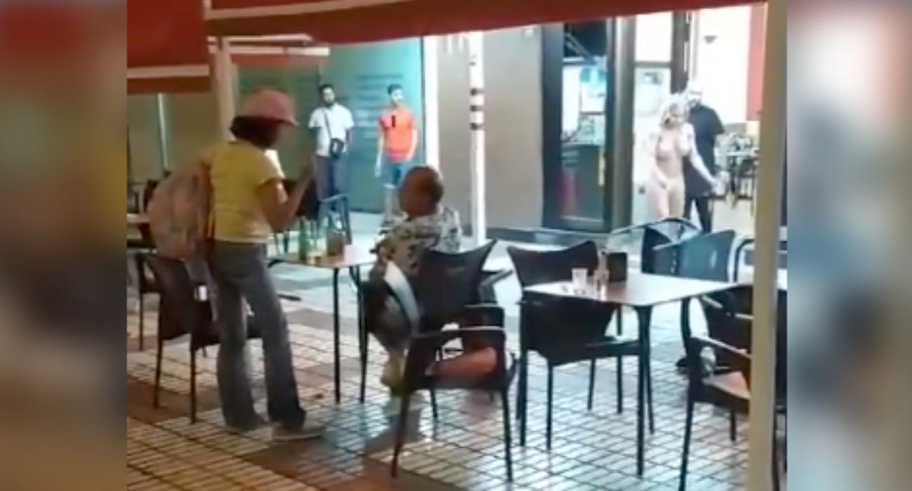 Una imagen del incidente protagonizado por una mujer en un bar.