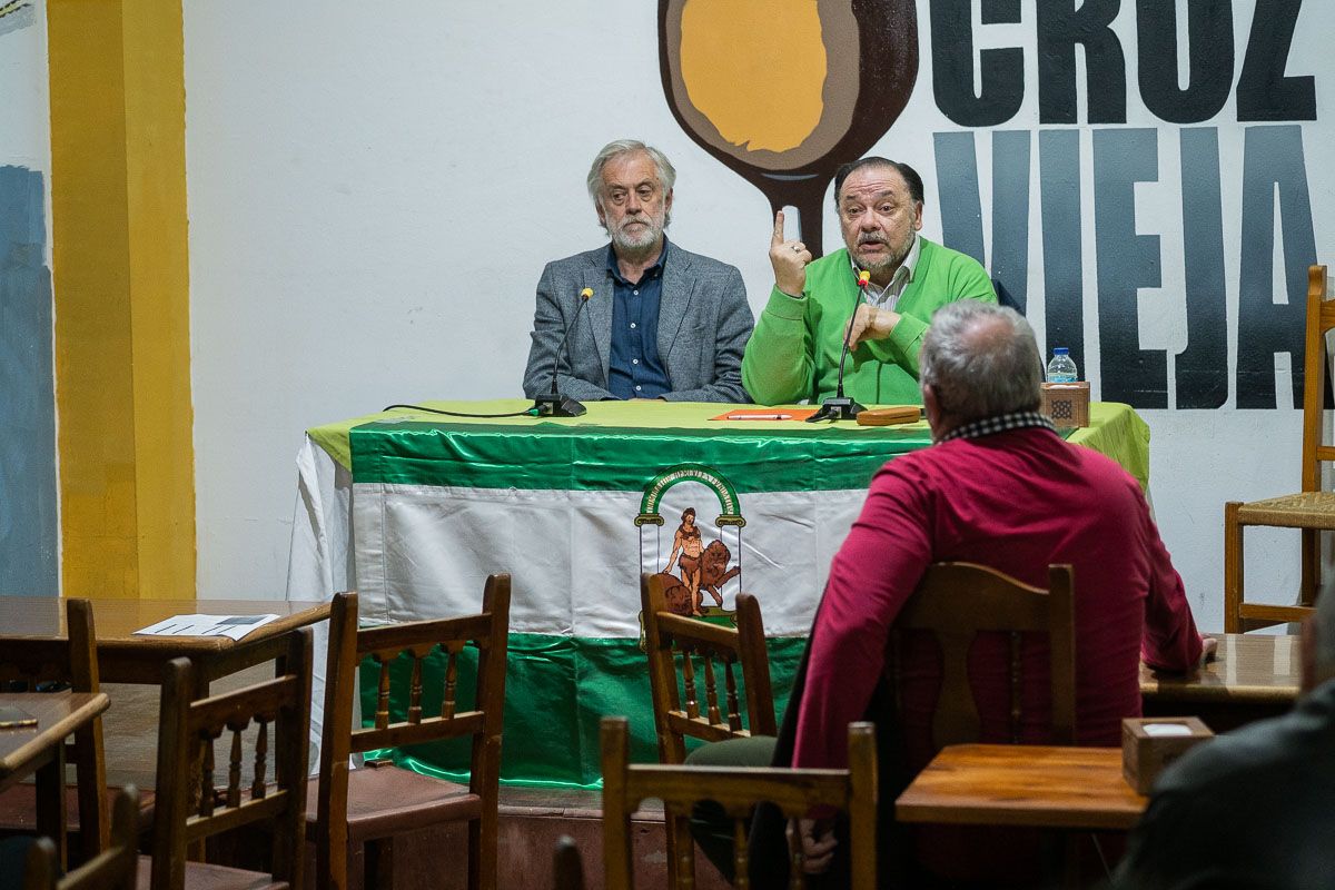 Manuel Ruiz Romero y José Ruiz Mata este miércoles en el Ateneo Cultural Andaluz, Tabanco Cruz Vieja. FOTO: MANU GARCÍA.