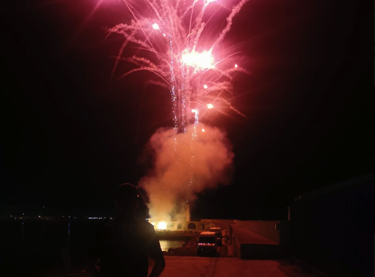Una imagen de los fuegos artificiales realizada por la Guardia Civil, que custodió el dispositivo pirotécnico.