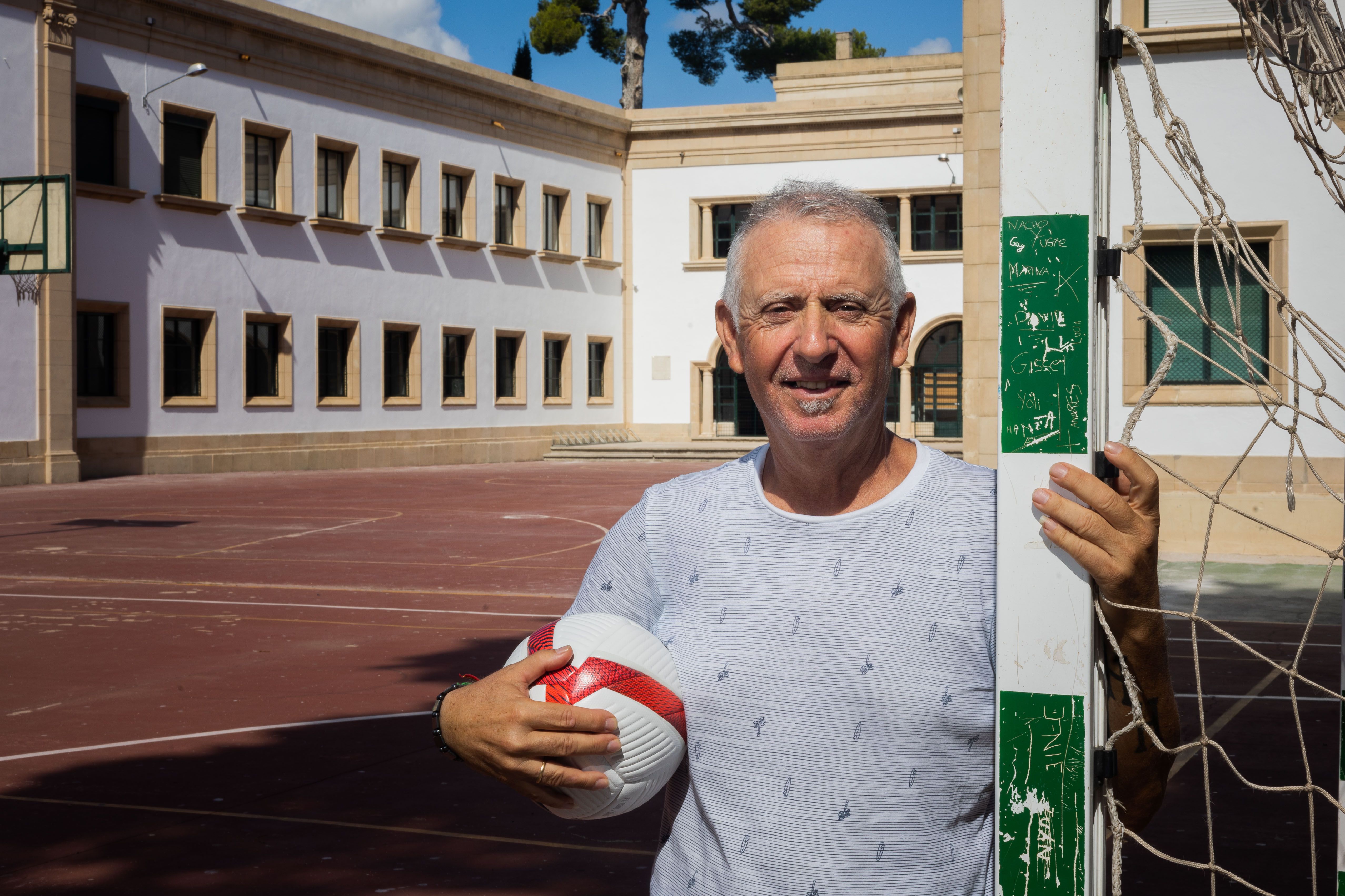 El exconserje del IES Padre Luis Coloma posa para lavozdelsur.es en el patio del instituto.