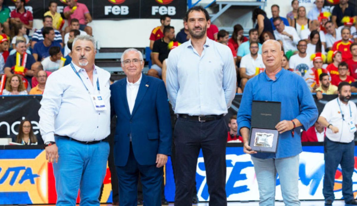 Javier Imbroda, a la derecha, junto a Jorge Garbajosa, de la Federación, y a su hermano, durante un acto de homenaje en Melilla. FOTO: JAVIERIMBRODA.COM