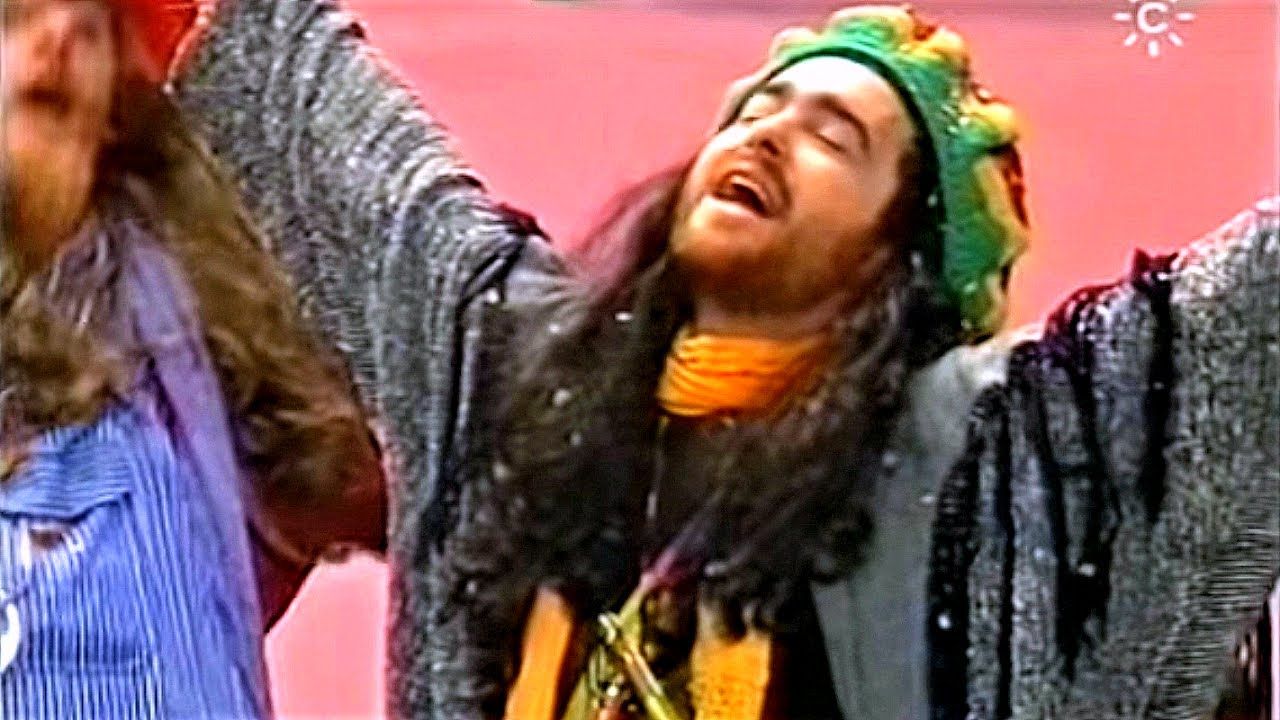 Juan Carlos Aragón, en su actuación con 'Los Yesterday' en 1999. FOTO: CANAL SUR