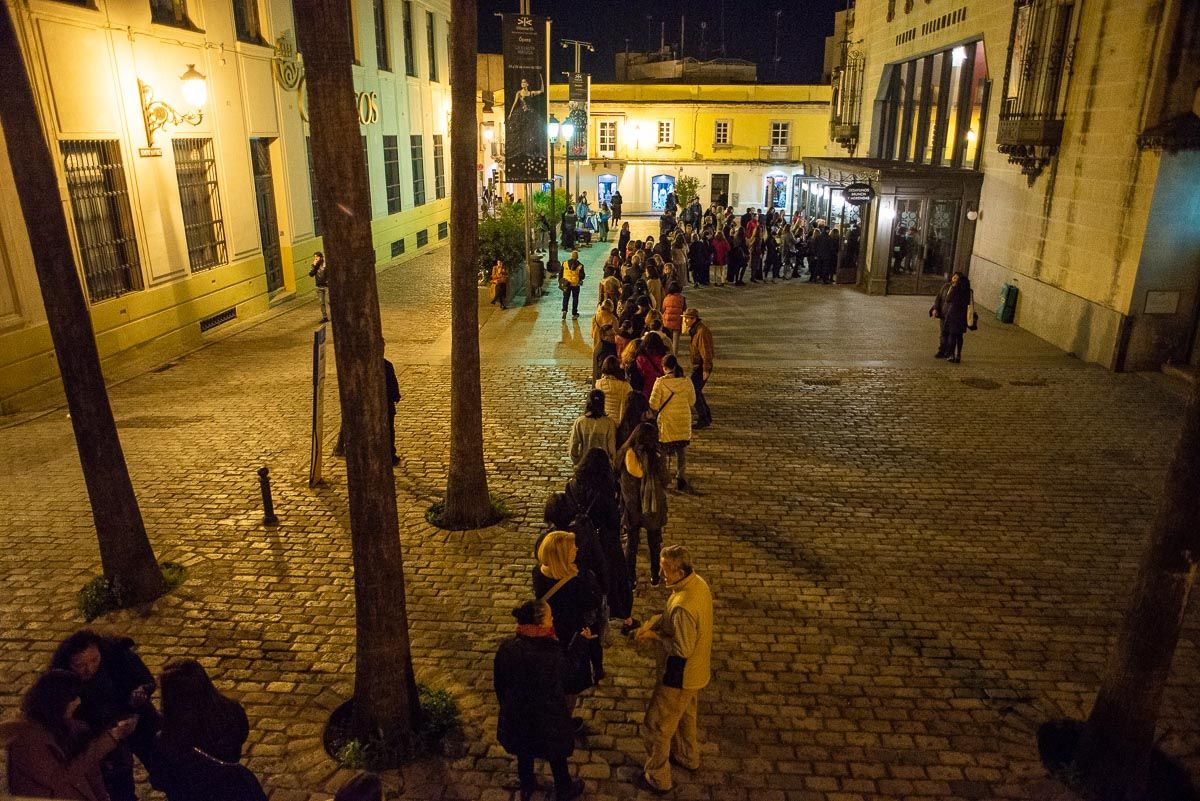 Colas para acceder a Villamarta, antes de la función de 'Sombras', de Sara Baras, en una pasada edición del Festival de Jerez.