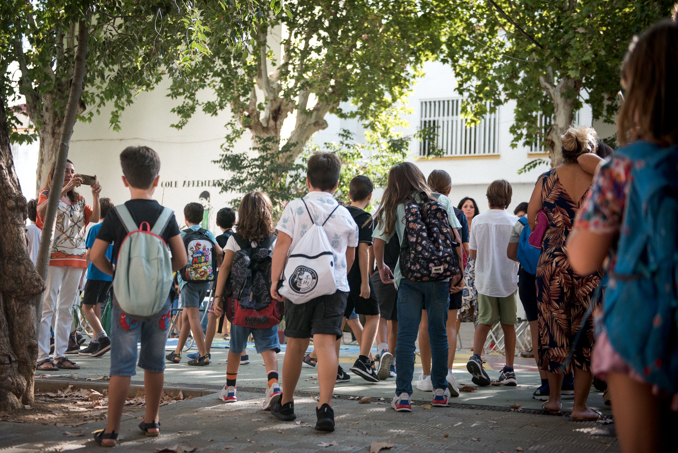 Varios niños durante el inicio del curso escolar en uno de los colegios de Sevilla.