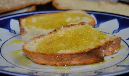 Una tostada de pan con aceite.