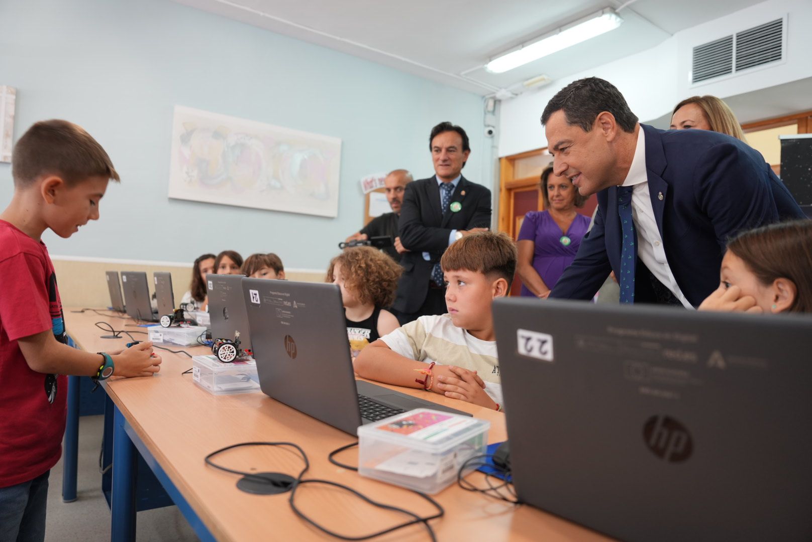 Moreno Bonilla con varios niños en las aulas, el pasado lunes de vuelta al cole.