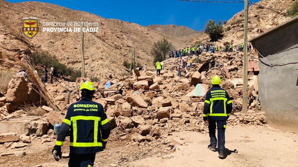 Los bomberos del Consorcio de Cádiz en una de las zonas afectadas por el terremoto en Marruecos.