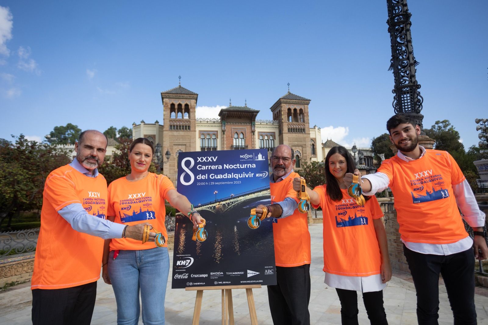 El ataque informático obliga a prorrogar la inscripción en la Nocturna del Guadalquivir de Sevilla. En la imagen, presentación del cartel, medalla y camiseta de la prueba.