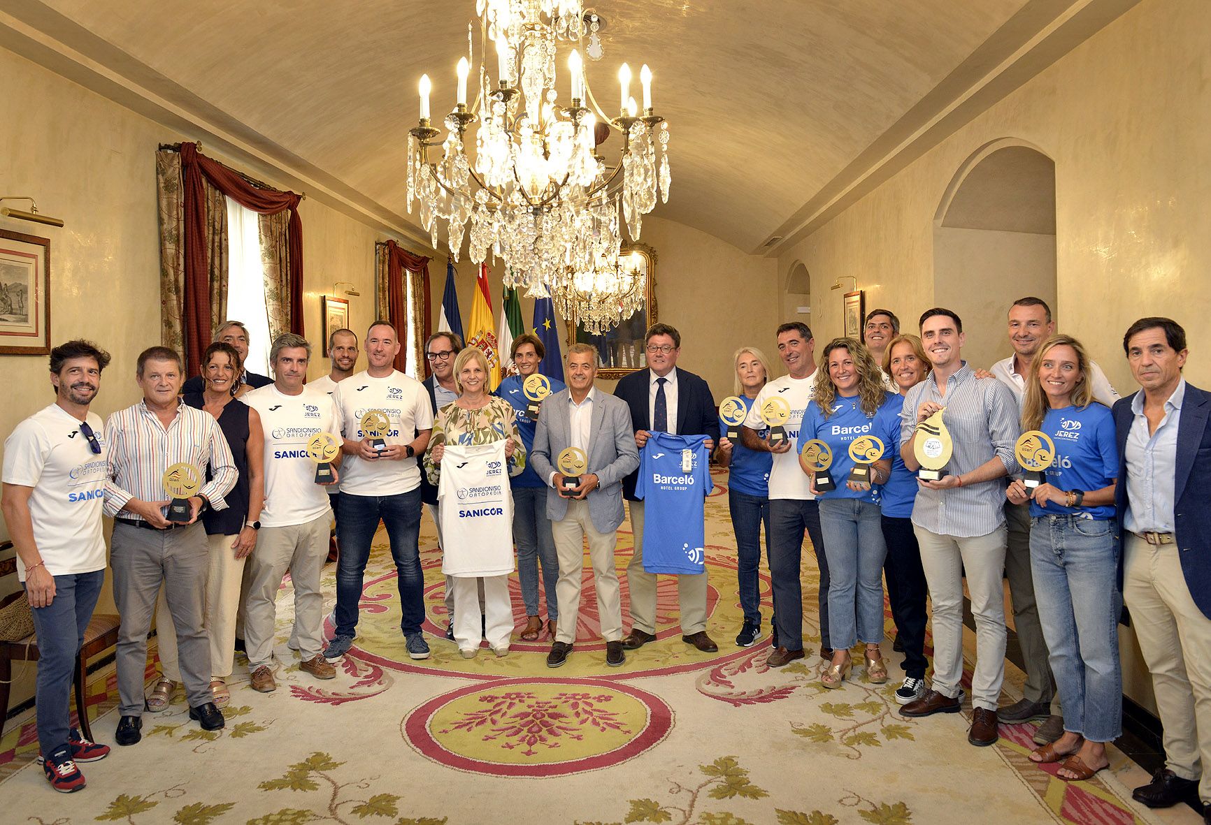 Integrantes del club junto a la alcaldesa en la recepción llevada a cabo en el Ayuntamiento. Integrantes del club junto a la alcaldesa en la recepción llevada a cabo en el Ayuntamiento.