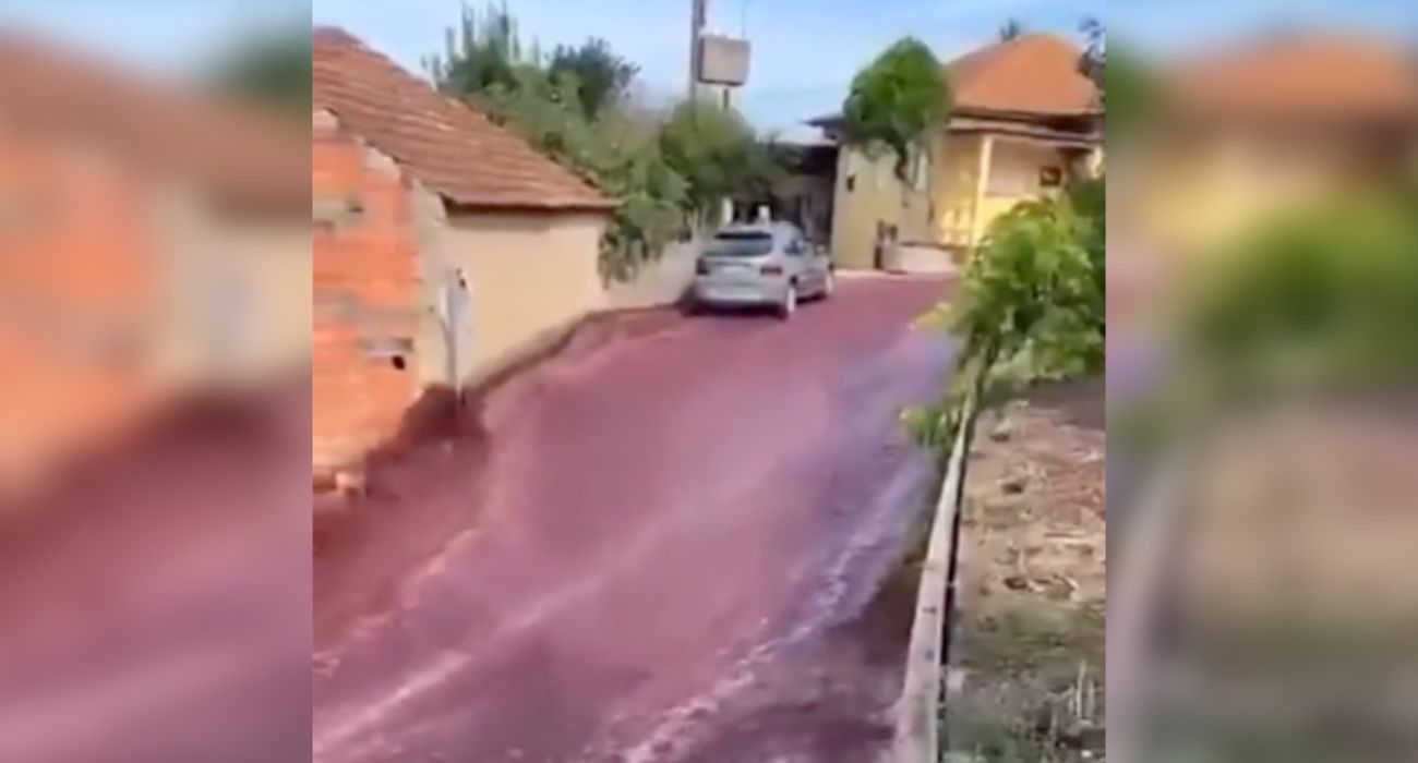Una de las calles, convertida en un río de vino tinto, de la localidad portuguesa afectada por una explosión.