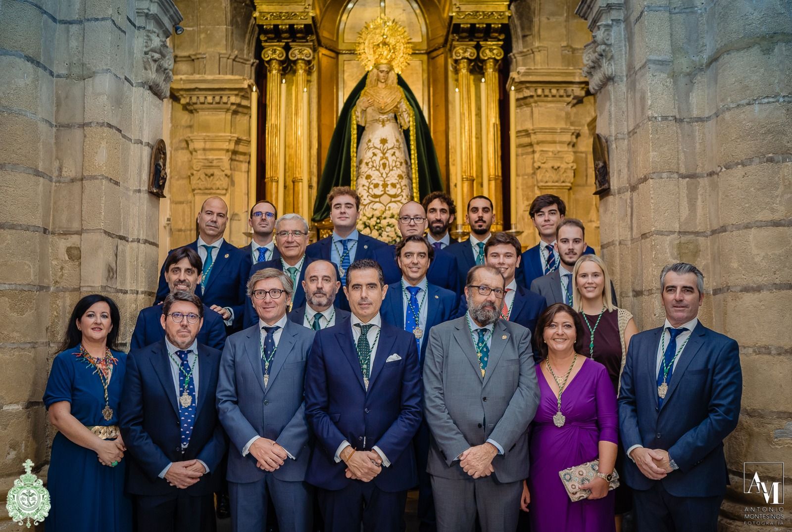 La nueva junta de gobierno posando ante el altar de La Esperanza en al capilla de la Yedra.