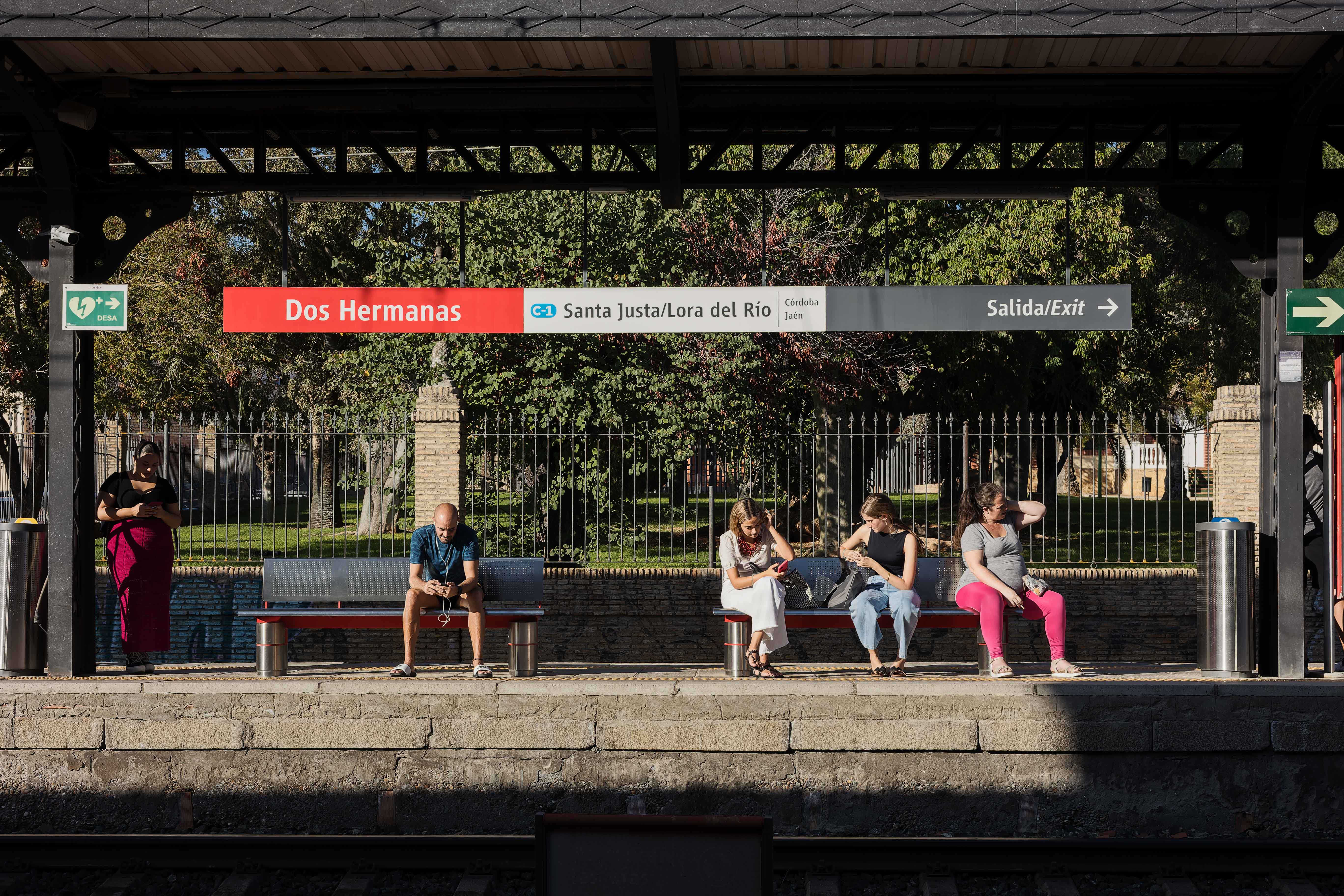 Viajeros esperan un tren de Media Distancia en Dos Hermanas. Viajeros esperan un tren de Media Distancia en Dos Hermanas.
