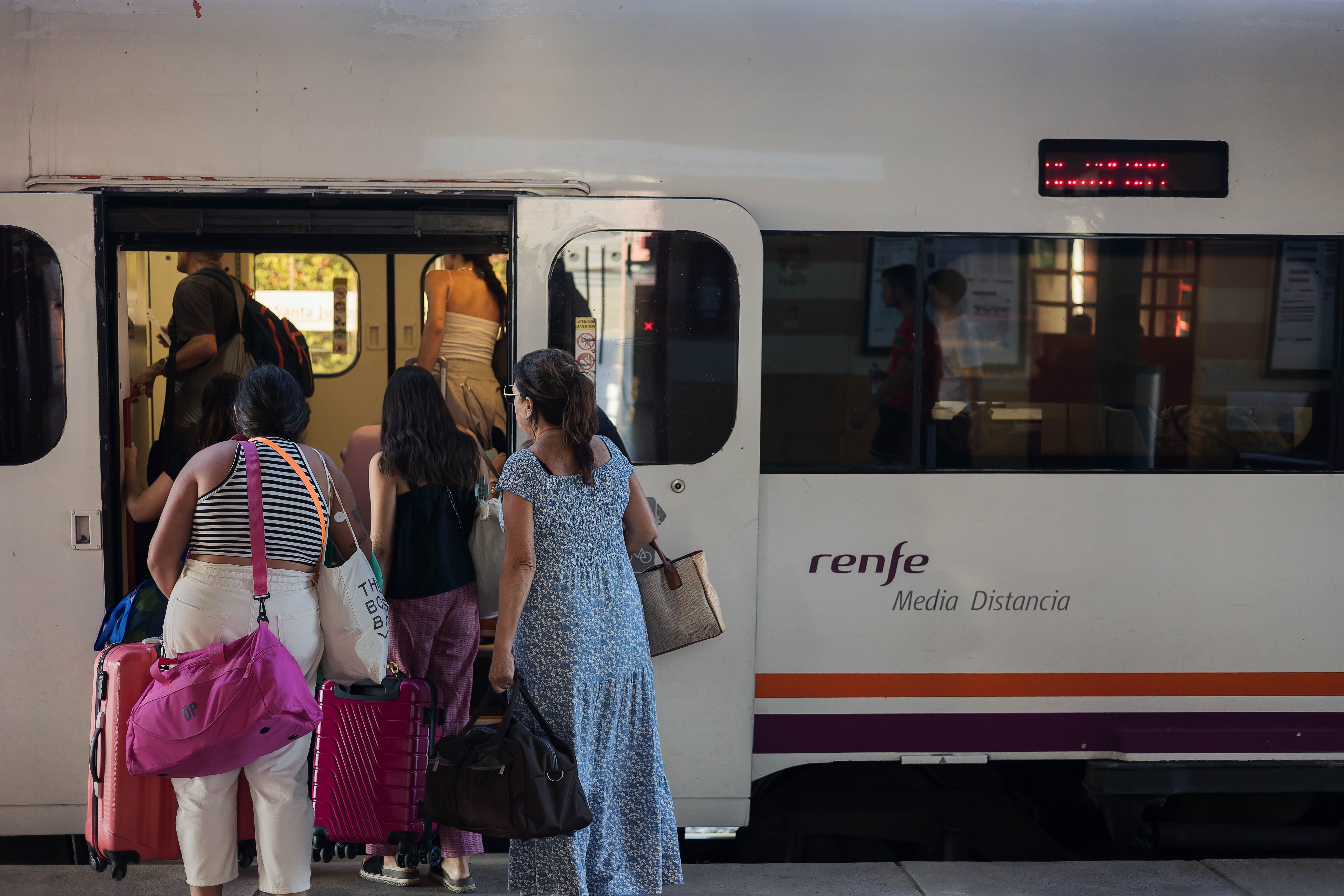 Viajeros entrando en un tren de Renfe.
