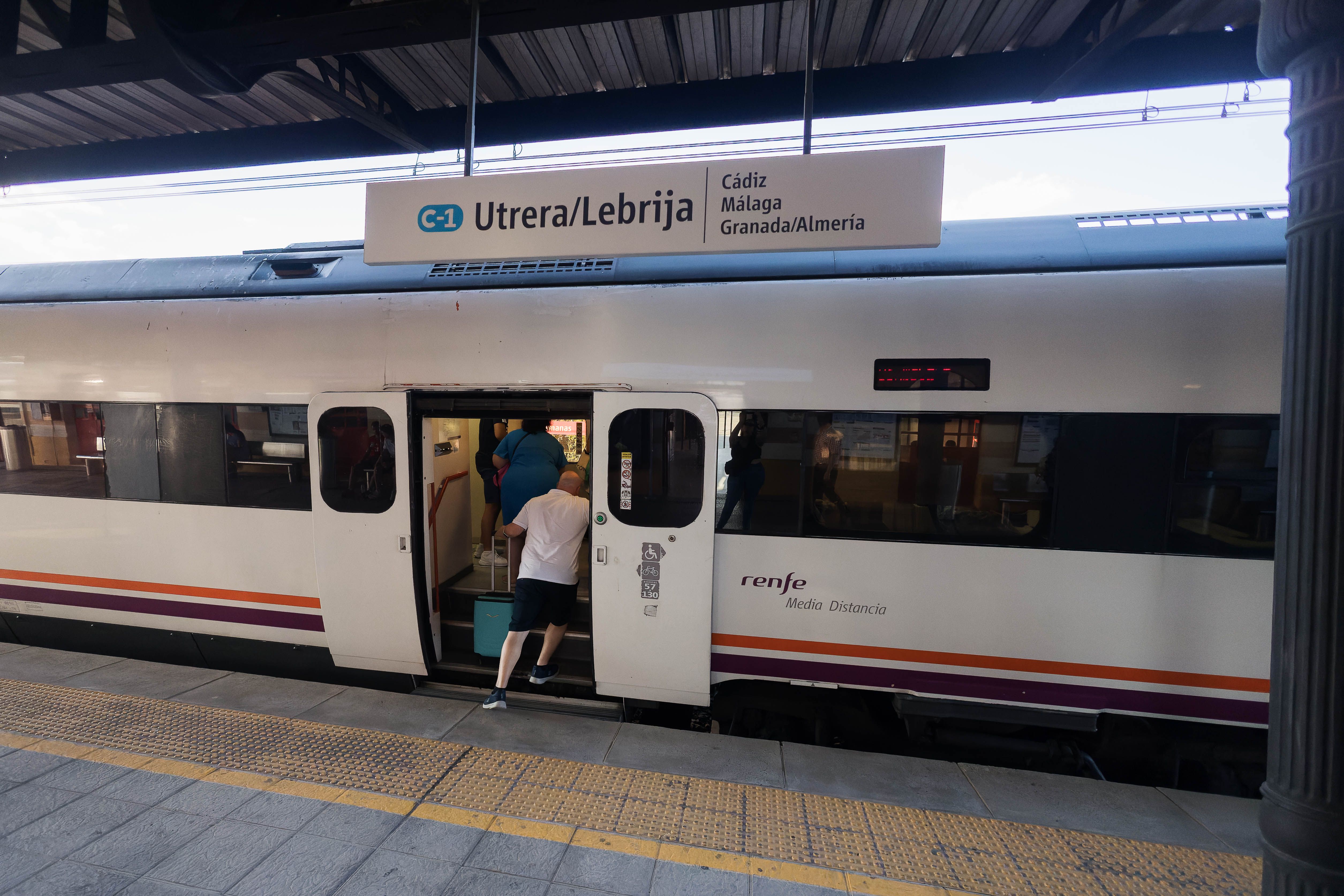 Un tren Media Distancia de Renfe, en dirección a Utrera, en una imagen reciente.