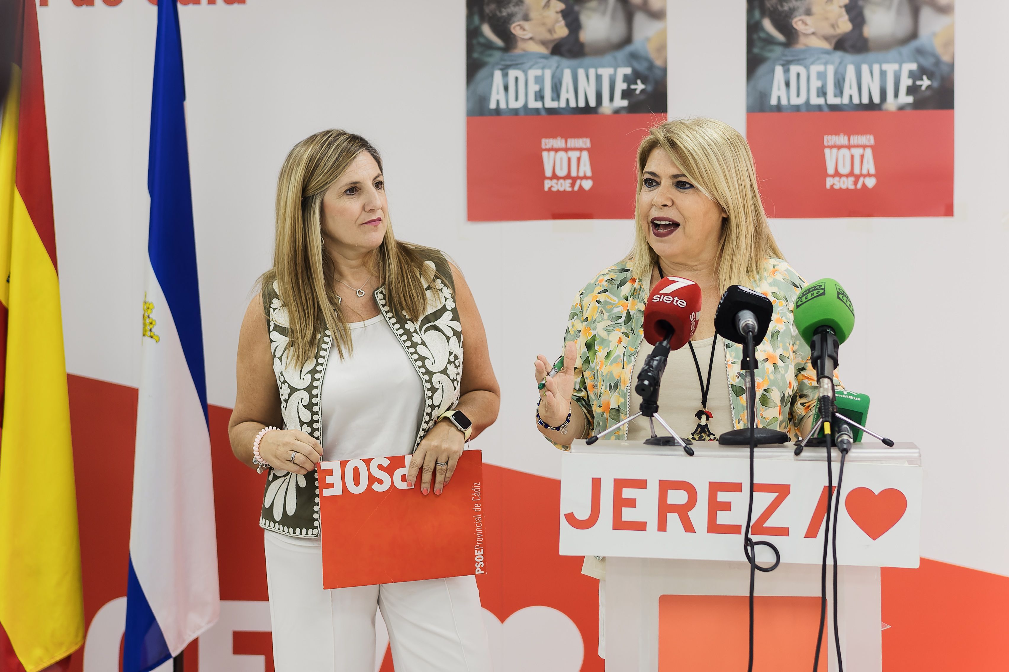 Irene García y Mamen Sánchez, este martes en rueda de prensa en la sede del PSOE de Jerez.