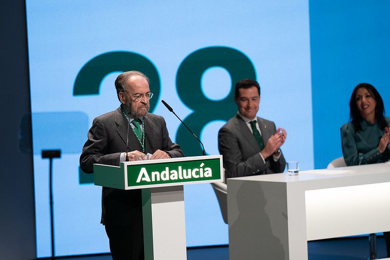Antonio Burgos, con el presidente Juan Manuel Moreno y la consejera Rocío Ruiz, al fondo. FOTO: JUNTA DE ANDALUCÍA