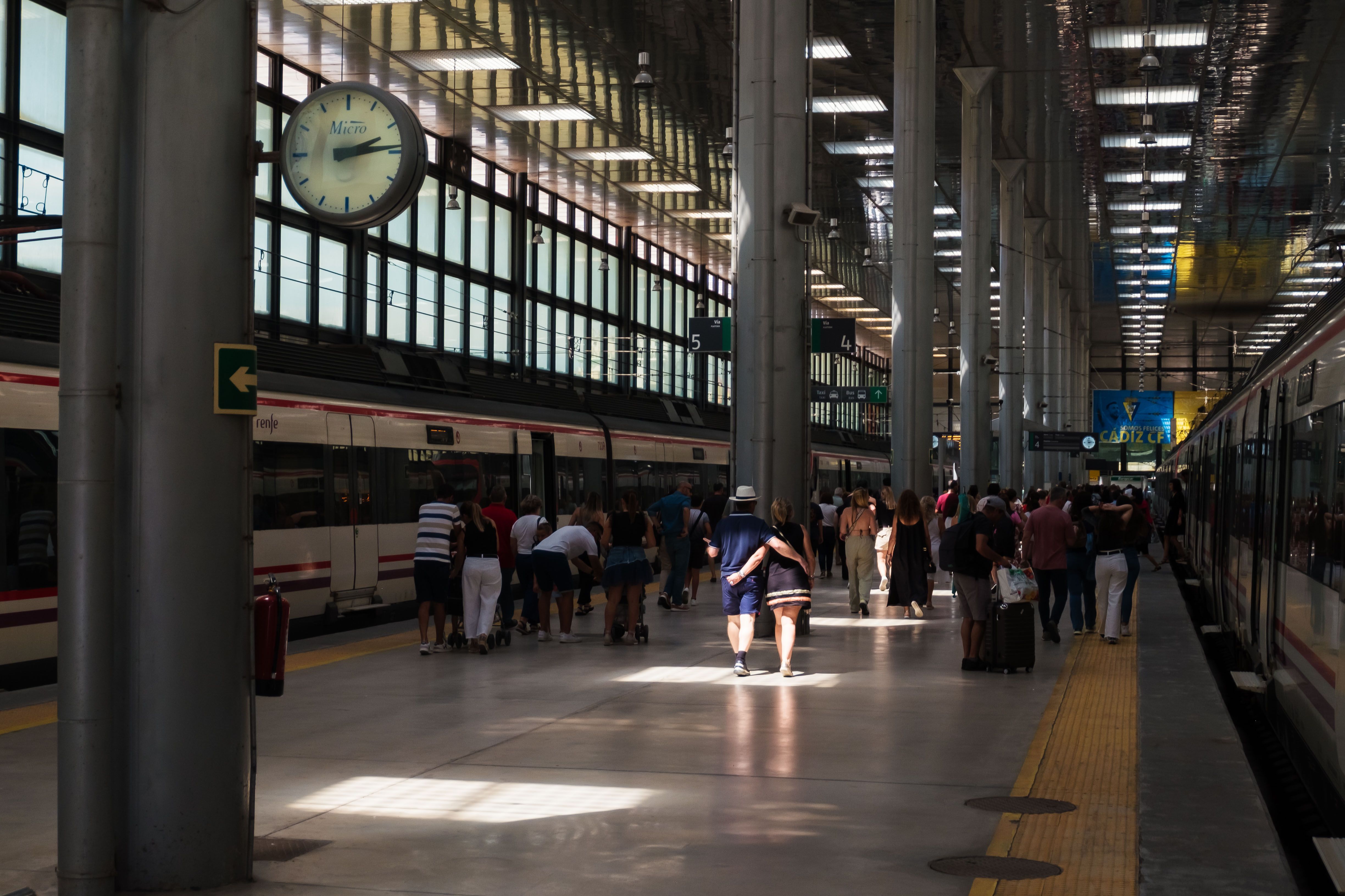 Imagen de la estación de Adif en Cádiz con varios Cercanías.