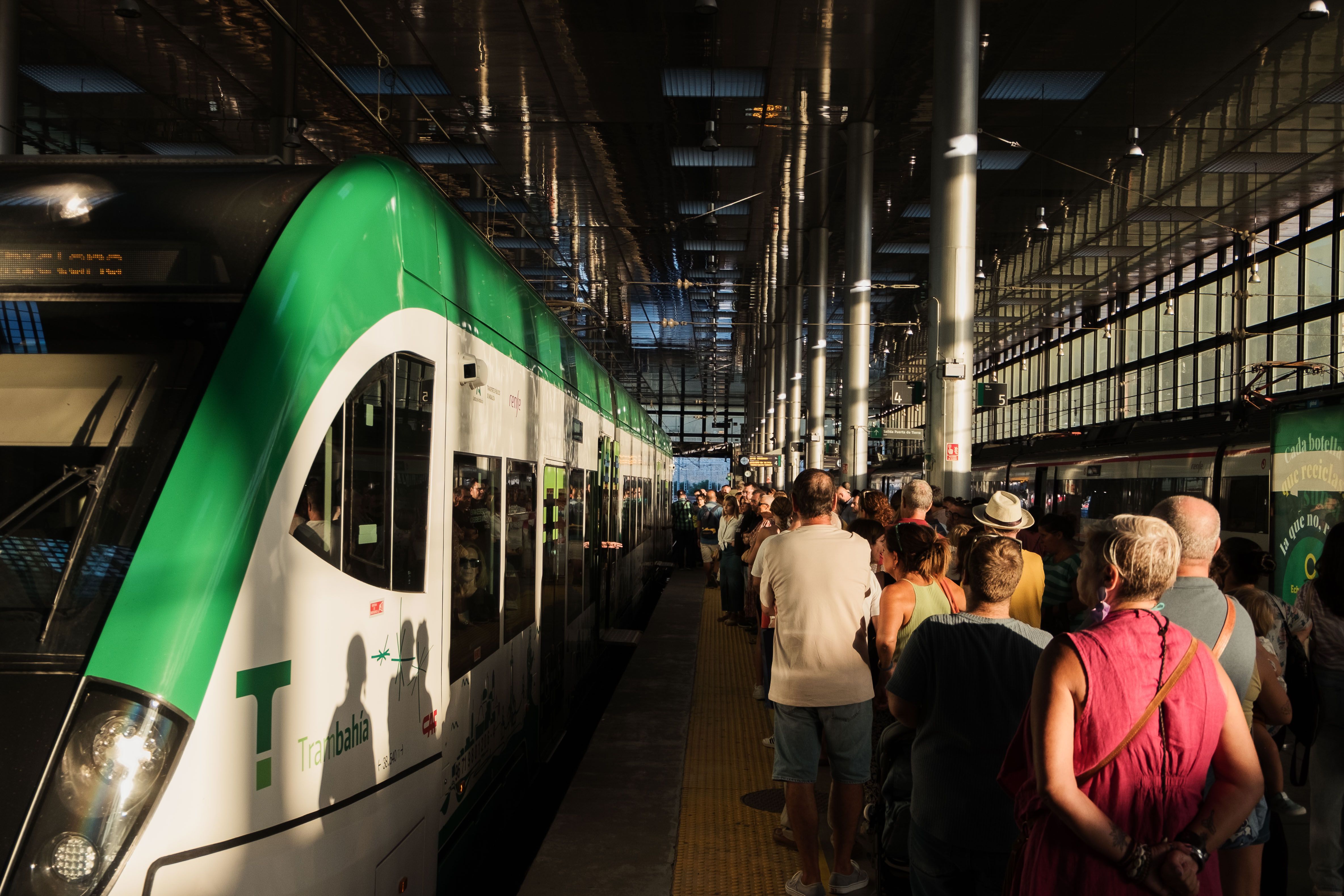 Pasajeros esperando para subir al Trambahía.