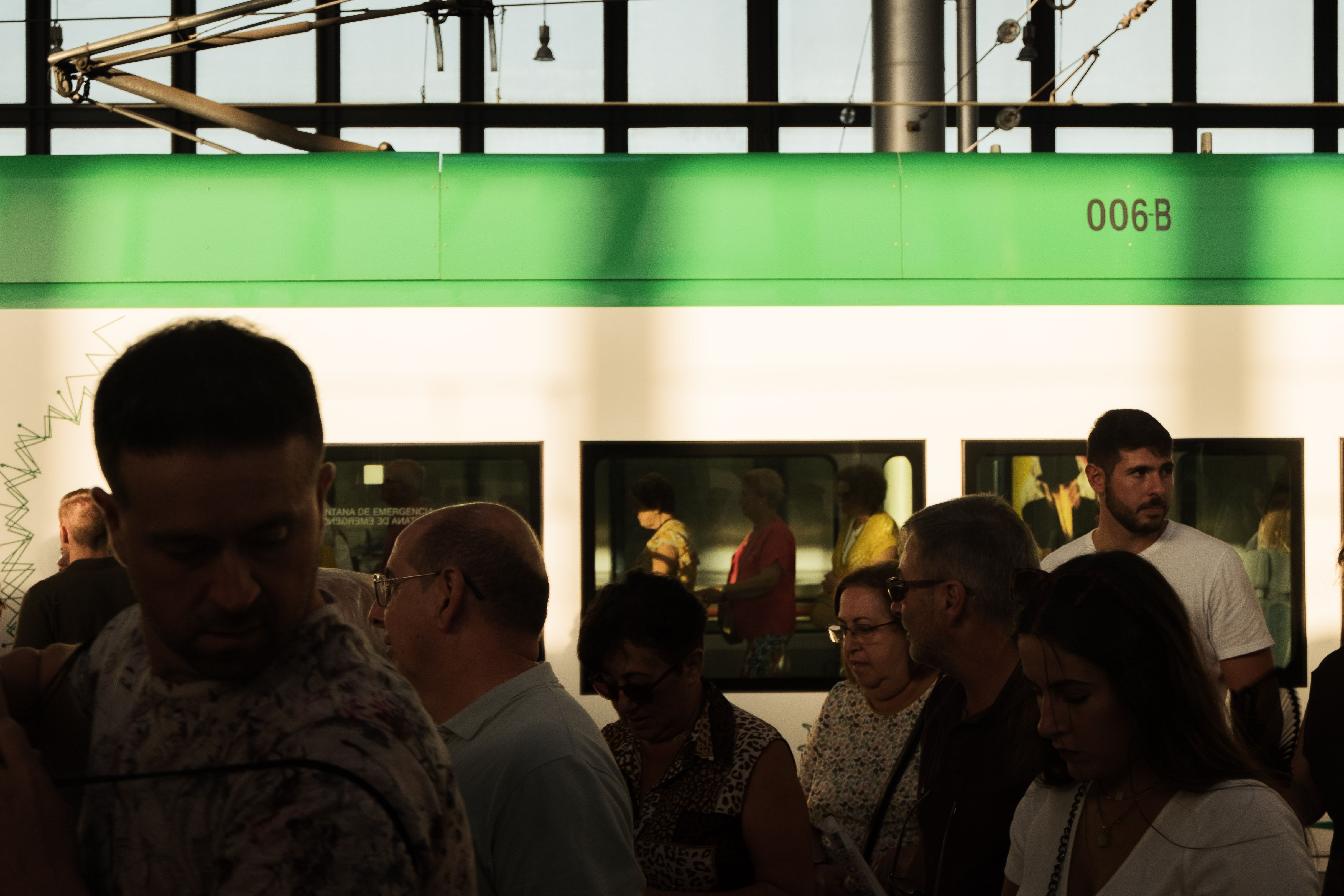 Varias personas subiendo al Trambahía en una imagen reciente. Varias personas subiendo al Trambahía en una imagen reciente.