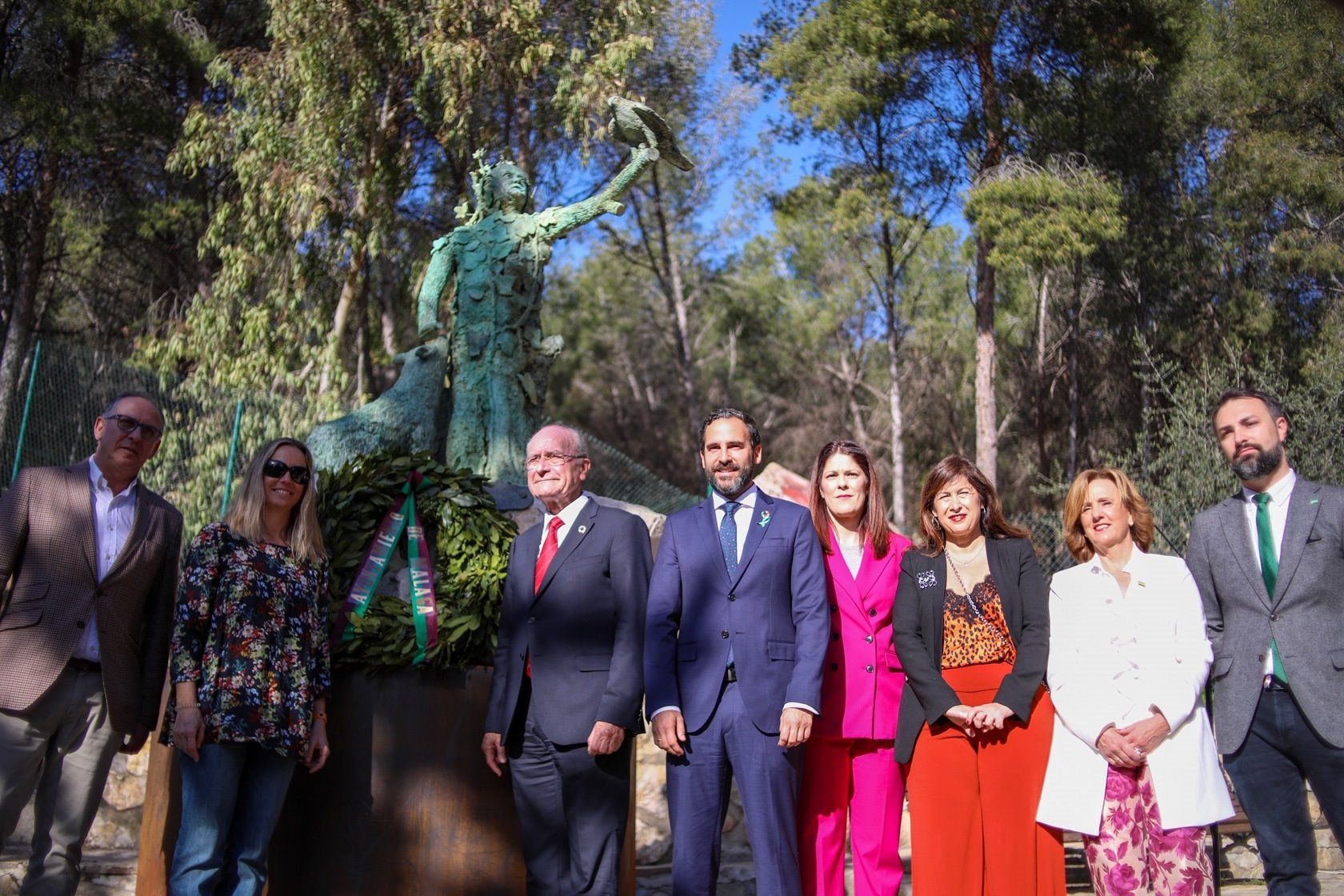 El alcalde de Málaga, Paco de la Torre, preside la inauguración del monumento a Félix Rodríguez de la Fuente.