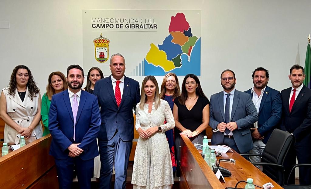 Ruiz Boix junto a los representantes socialistas en la Mancomunidad del Campo de Gibraltar.