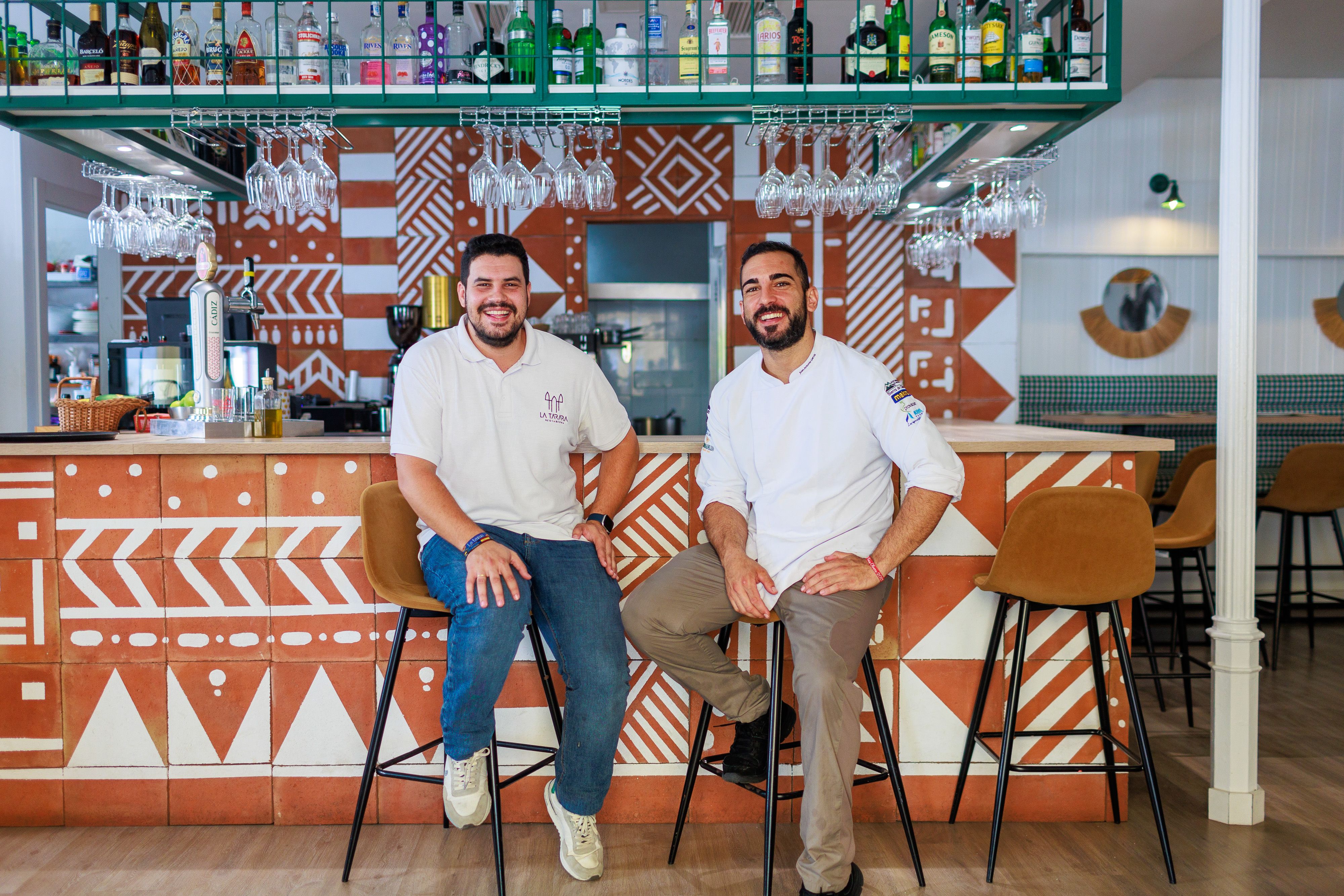 Gabriel y Juan Antonio, ante la barra de La Tarara, en Olvera.