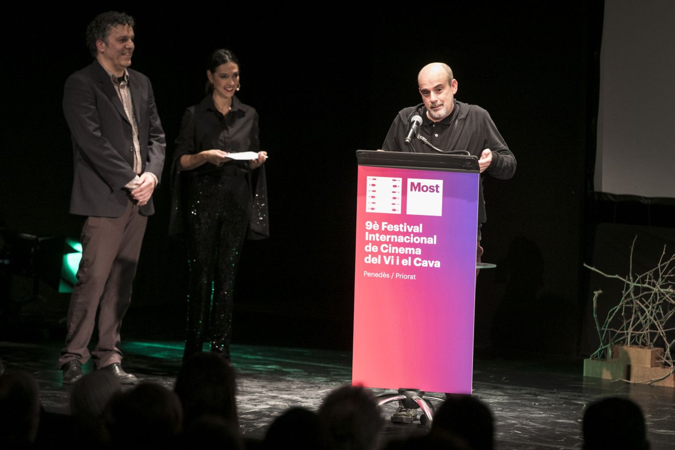 Antonio Lobo, durante la recogida del premio en el Festival Internacional de Cine del Vino y el Cava del Penedés.