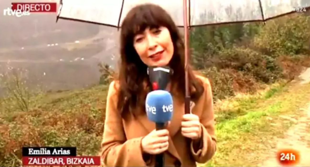 Emilia Arias, periodista de RTVE, durante un directo.