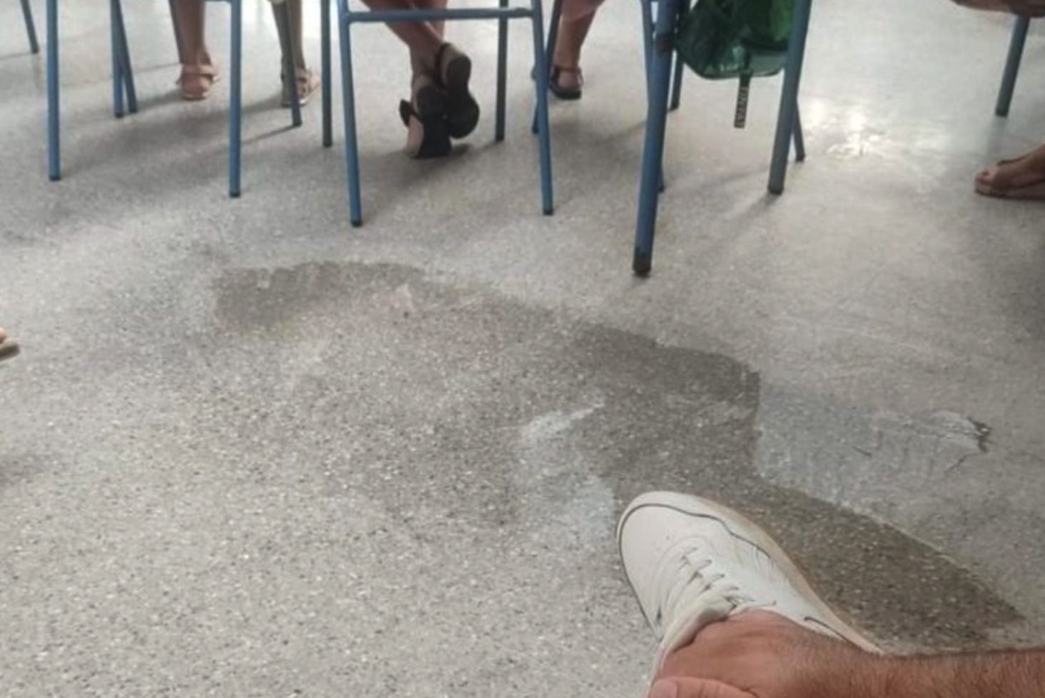 Un charco en el comedor del colegio Parque del Estrecho de Algeciras.