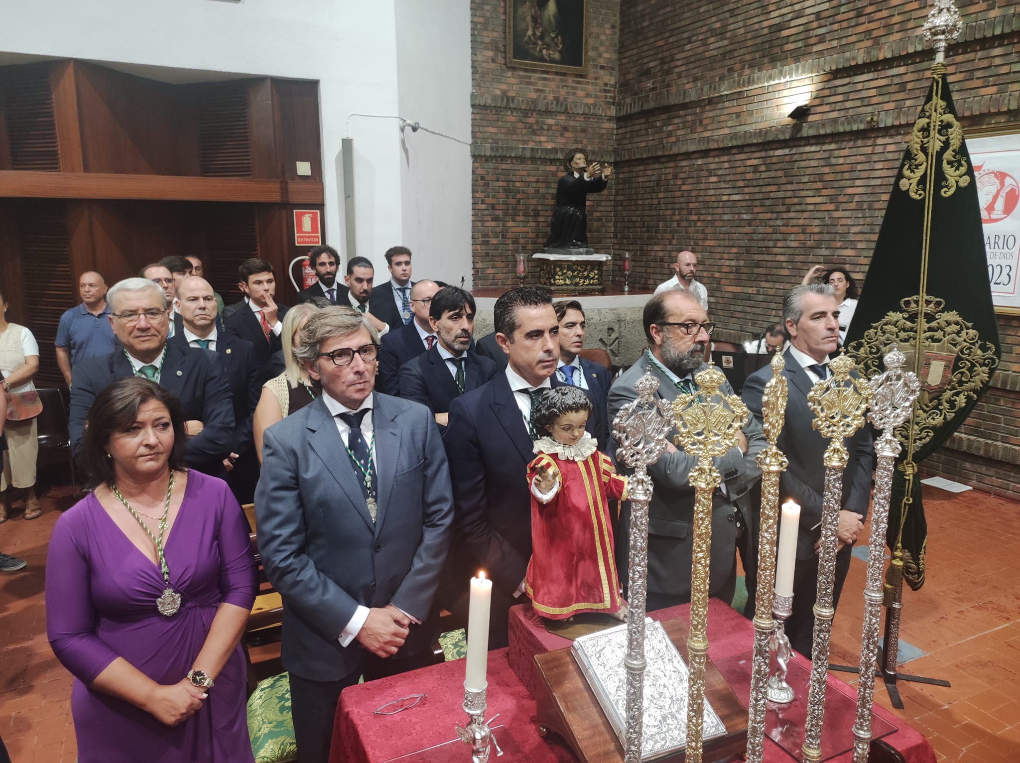 Imagen de la reciente toma de posesión de la nueva junta en la que se ve el antiguo estandarte. 