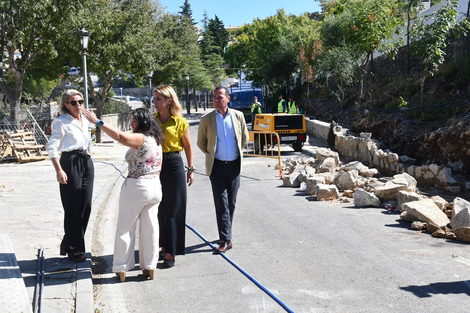 Almudena Martinez revisa obras en Benaocaz