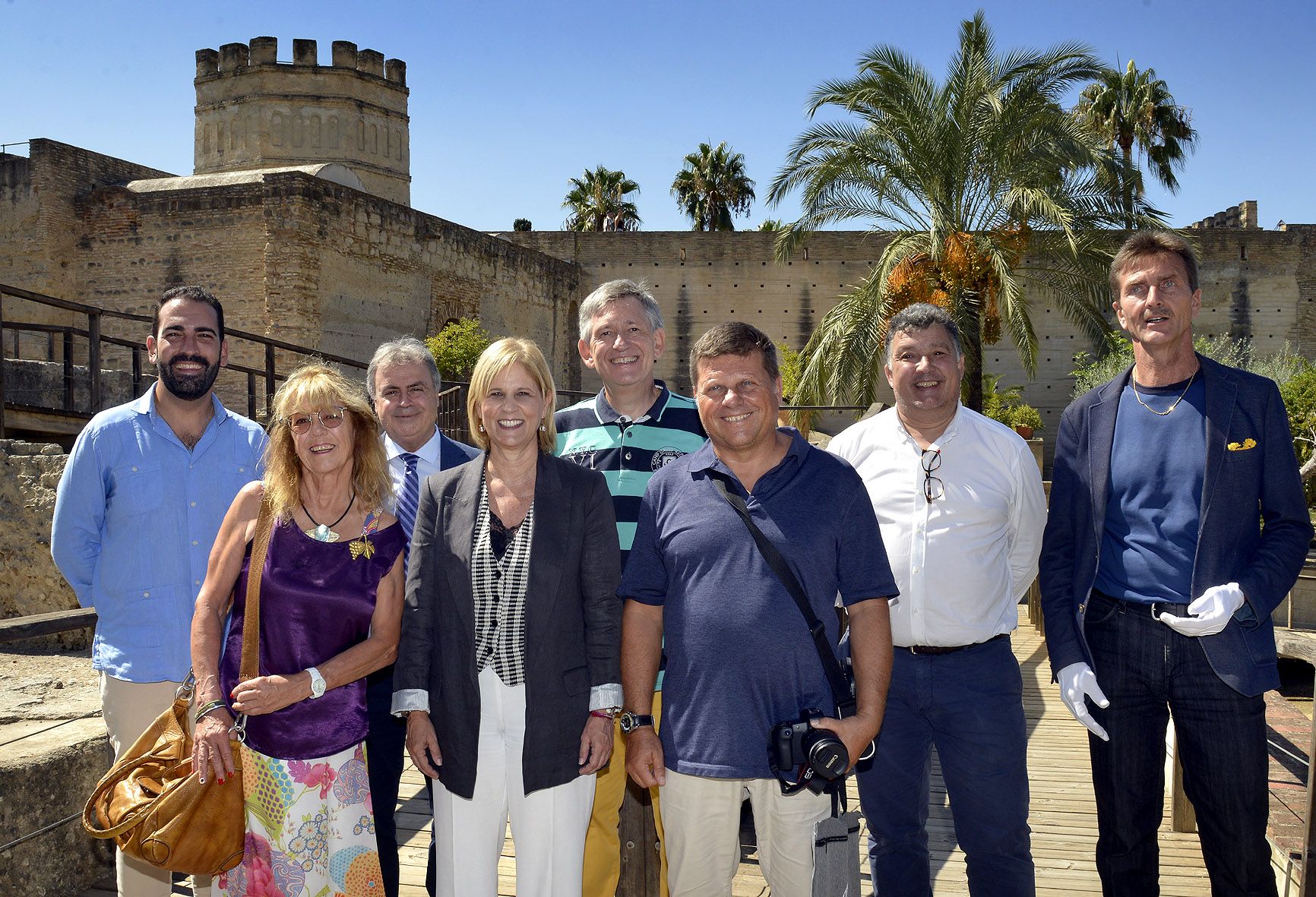 La alcaldesa de Jerez junto a agentes de viajes suizos expertos en turismo de la 'buena mesa'.