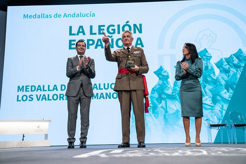 El presidente andaluz Juan Manuel Moreno y la consejera Rocío Ruiz, durante la entrega de la Medalla de Andalucía a la Legión.