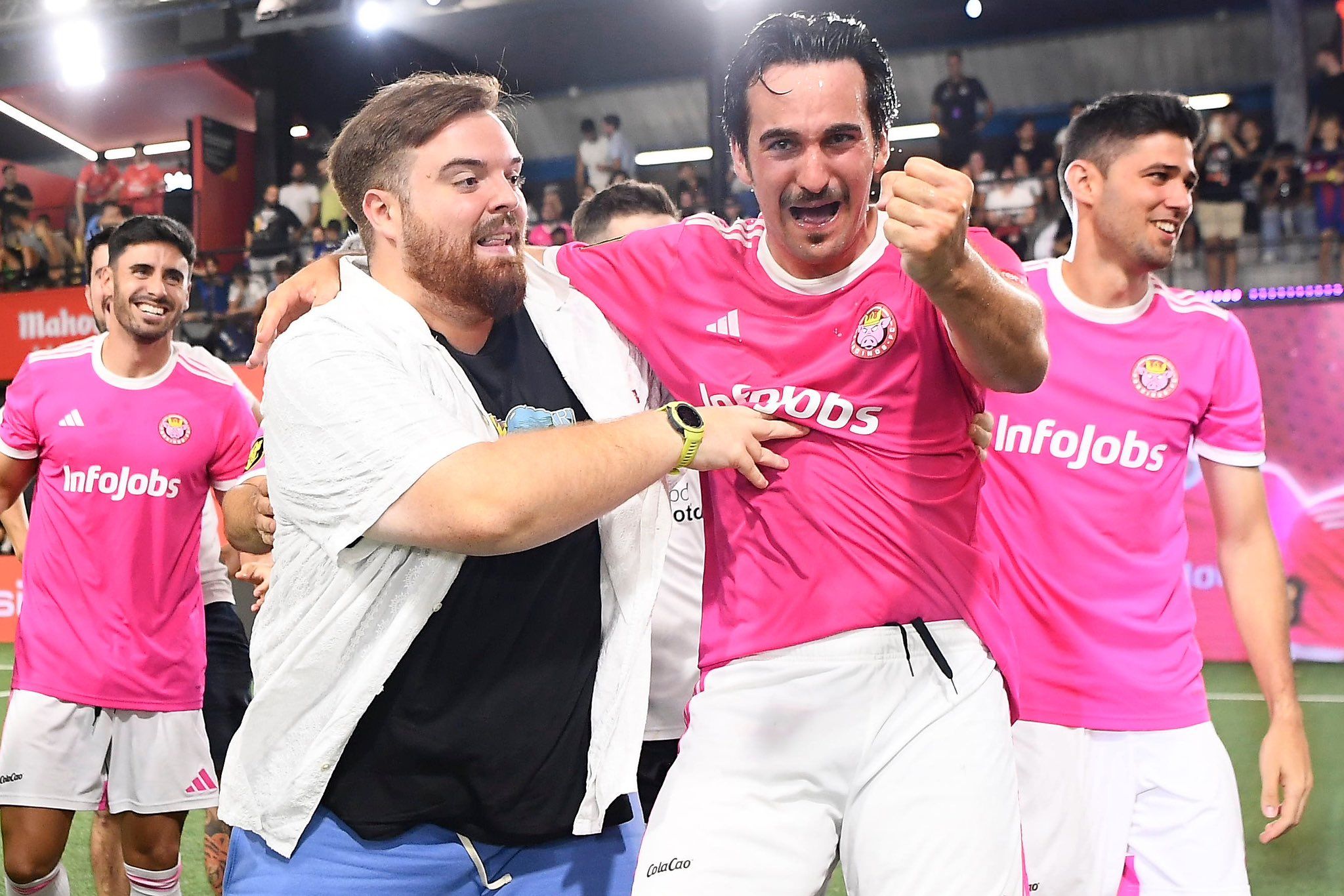 Ibai Llanos, felicitando a un jugador en la Kings League.