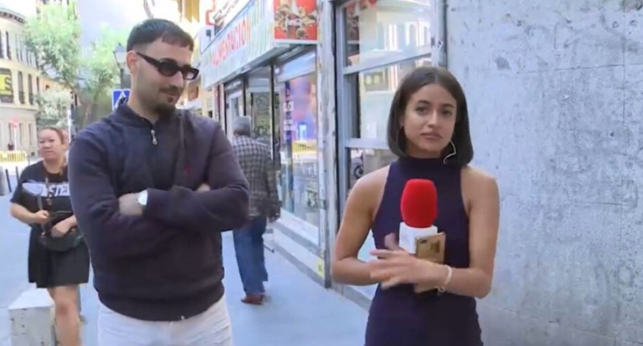 La reportera, junto al individuo que le tocó el culo mientras estaba realizando un directo.