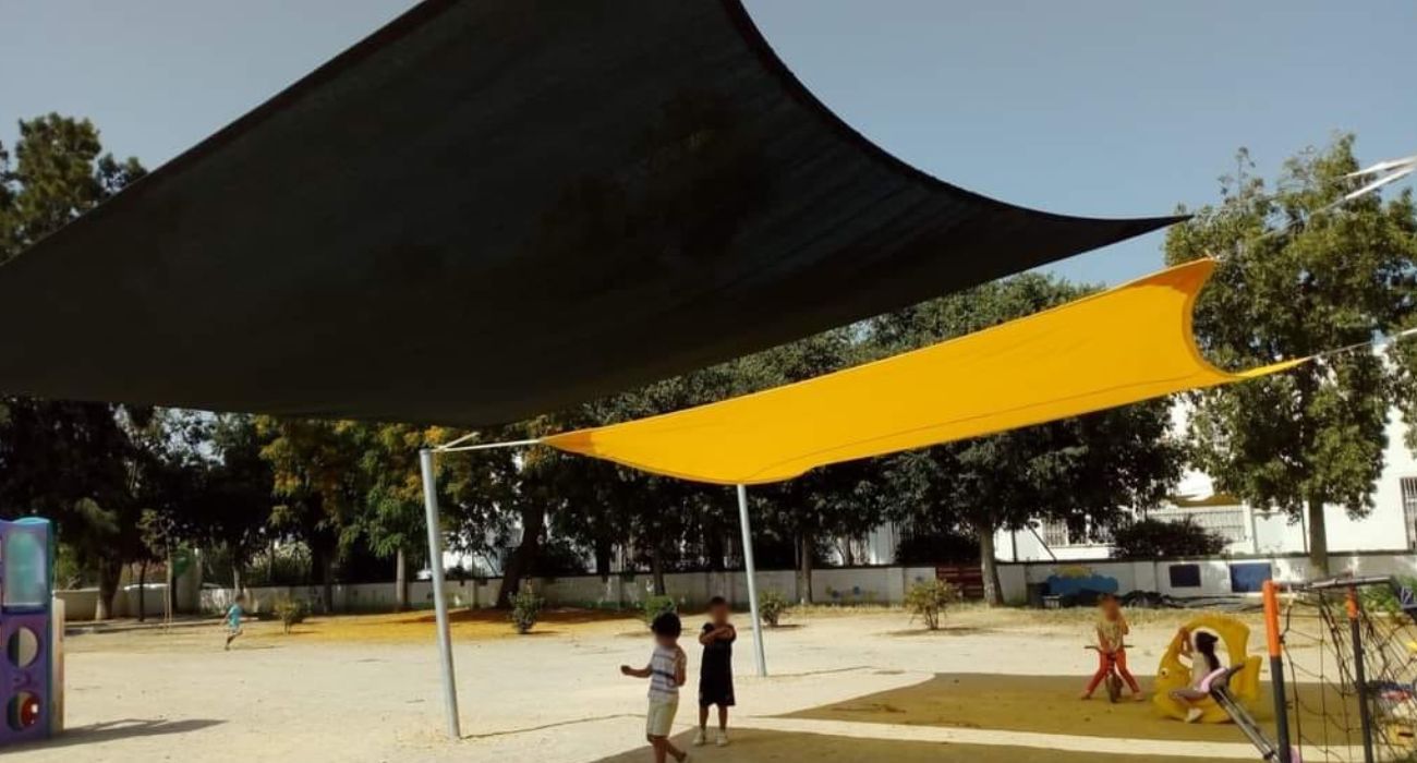 Uno de los toldos que ha sido robado en una guardería de Puerto Real.