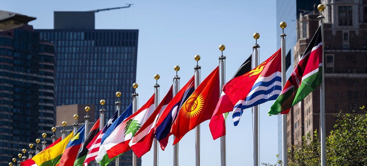 ONU/Rick Bajornas Las banderas de los Estados miembros ondean frente al edificio de la ONU en Nueva York.