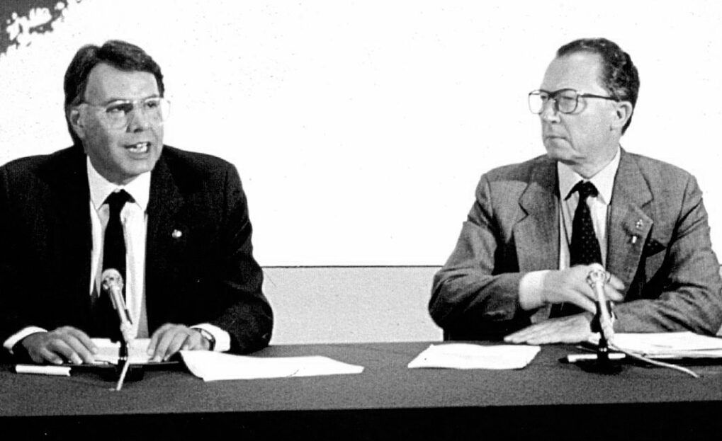 Felipe González, en su etapa de presidente del Gobierno, junto a Jacques Delors, en una una imagen de su fundación.