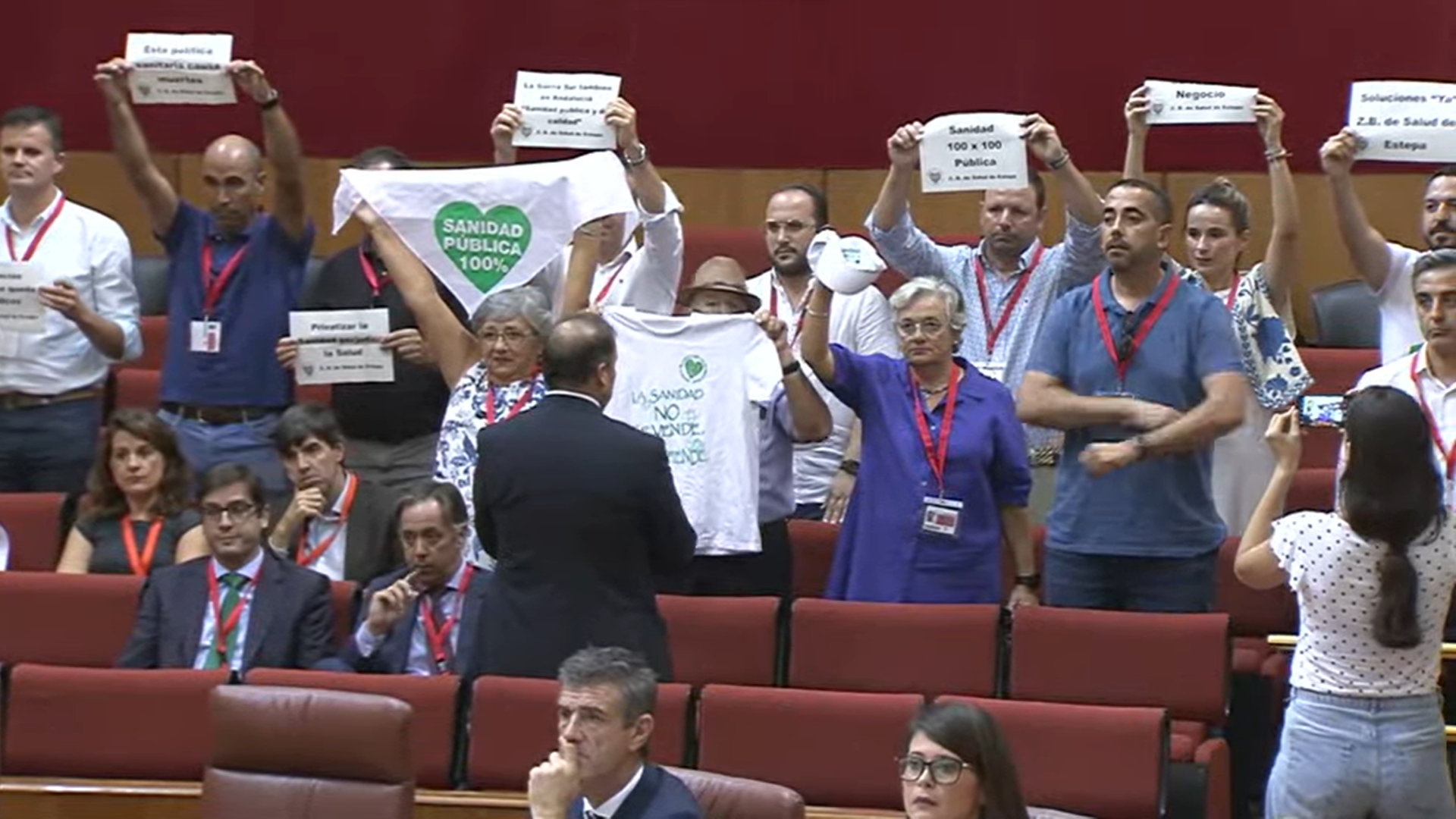 Momento en el que un grupo de invitados pide mejoras sanitarias en el Parlamento.