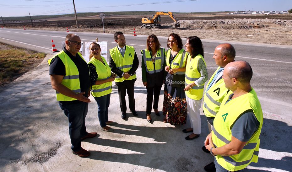 Rocío Díaz, consejera de Fomento, durante la visita a las obras entre la Campiña sevillana y la carretera de Arahal-Morón.