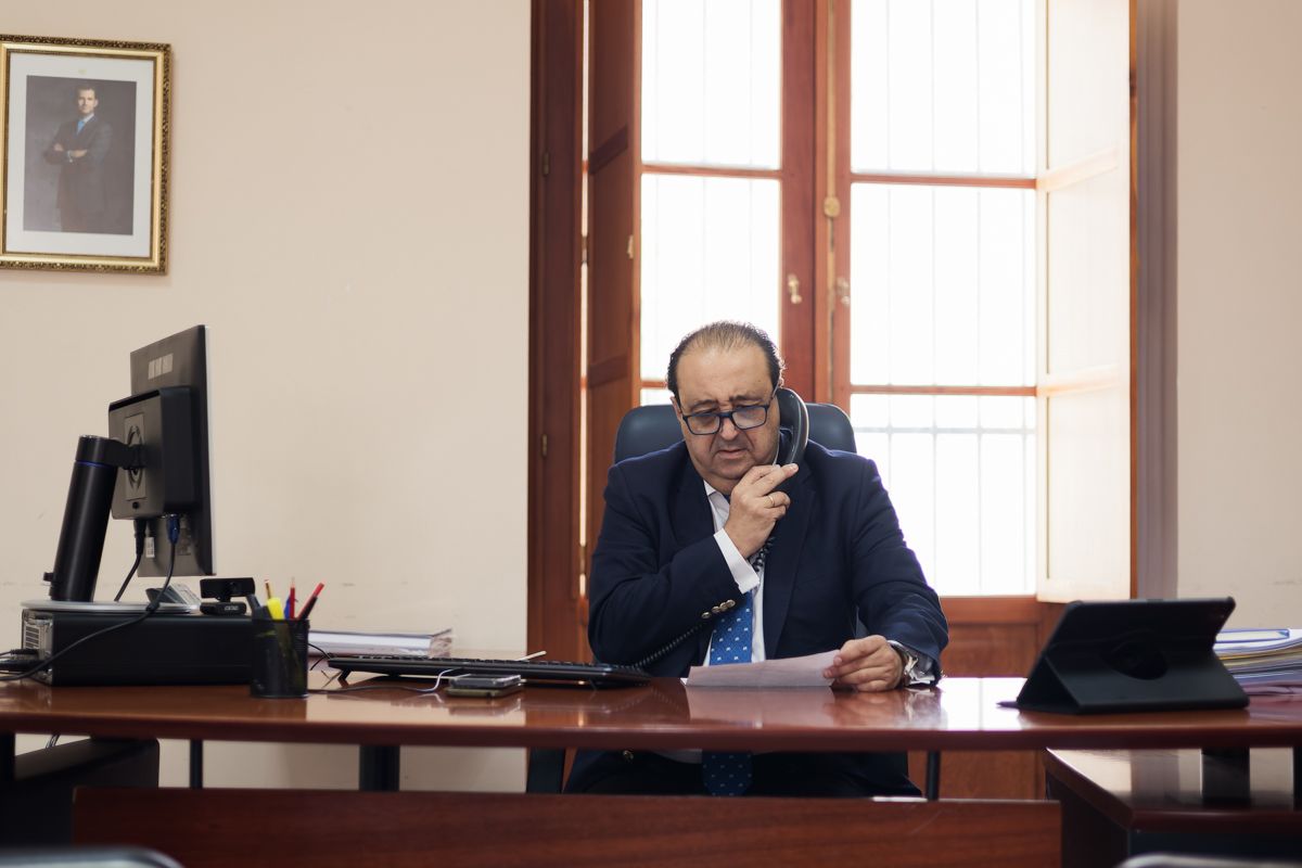 Francisco Zurita conversando por teléfono.      CANDELA NÚÑEZ