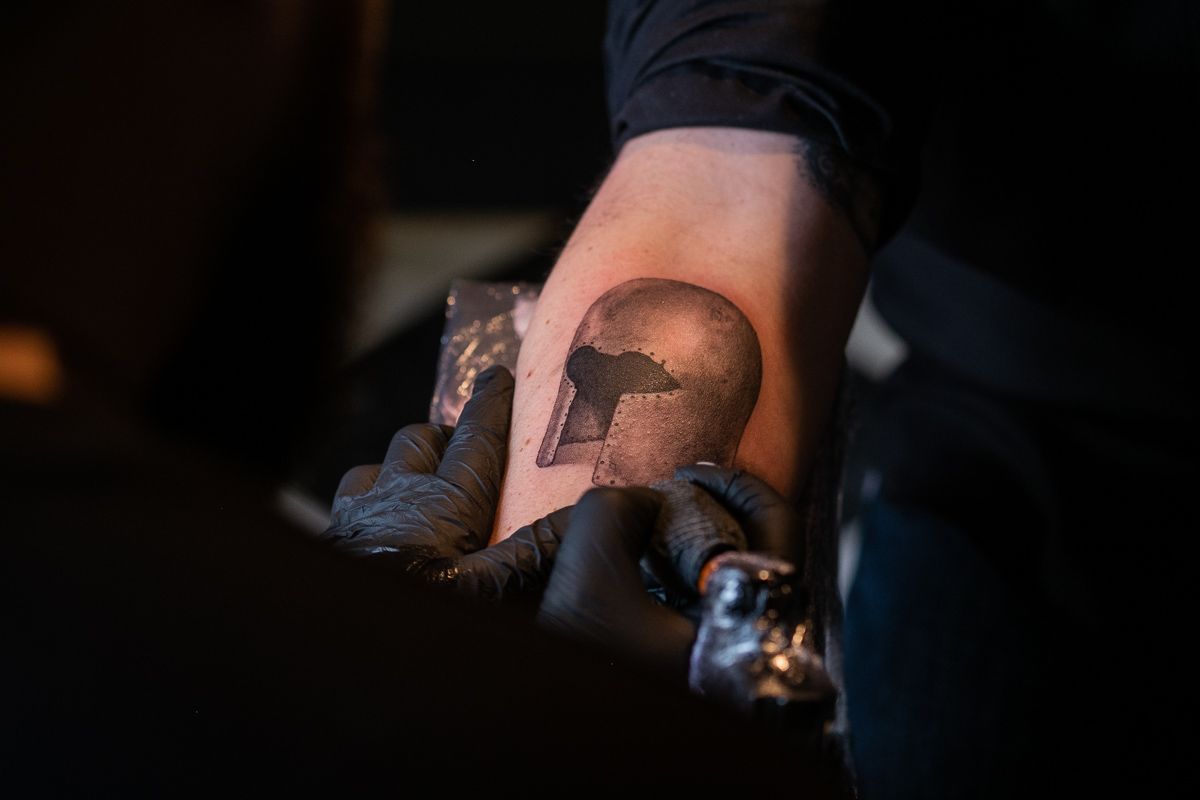 Detalle del casco griego, un hallazgo que cumple 85 años, tatuado por Pol Tattoo.