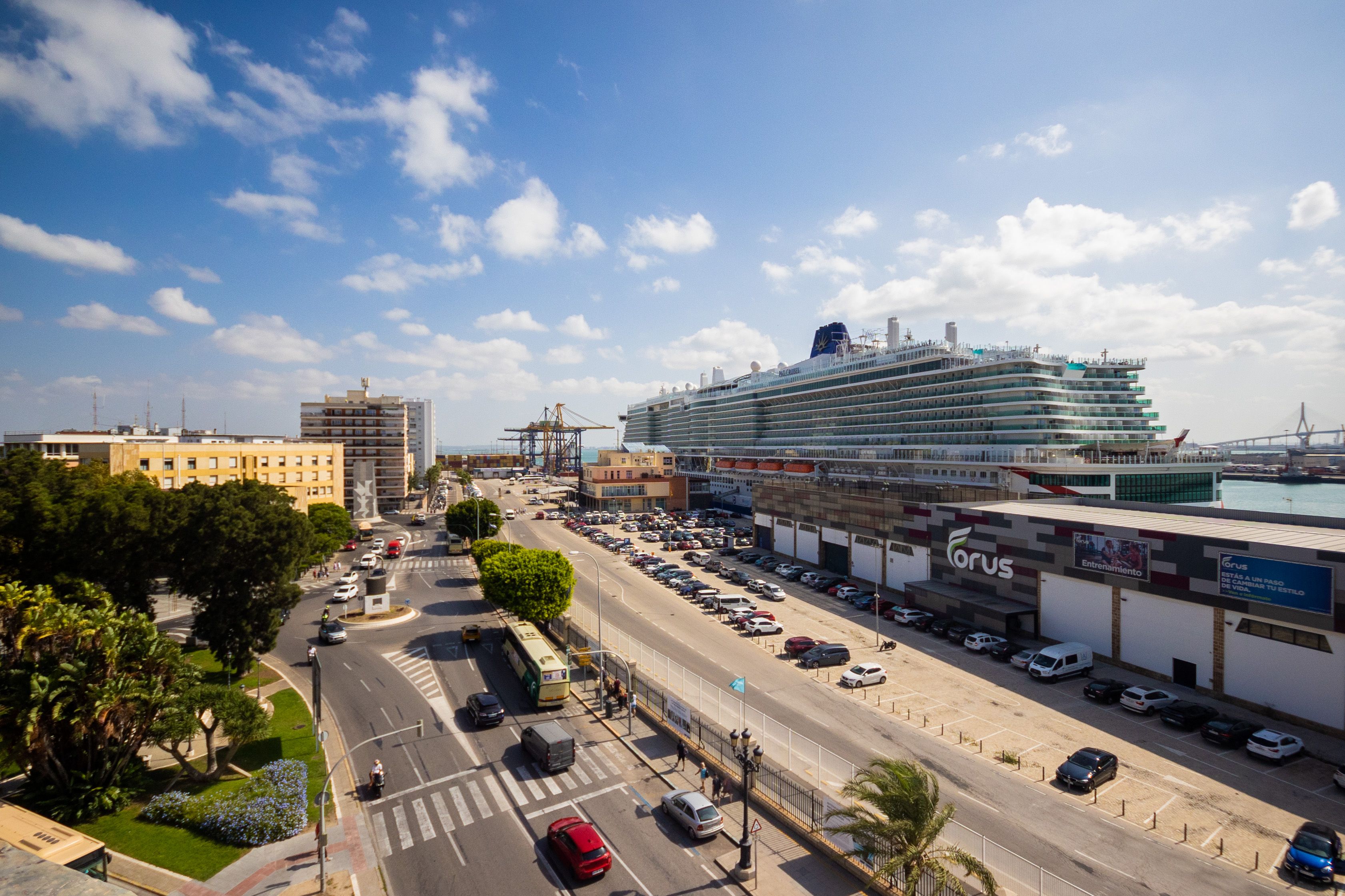 Turismo en Andalucía. Un crucero atracado en el puerto de Cádiz.