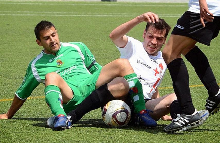 Carlos Matallanas, luchando por un balón durante su etapa como futbolista. FOTO: SOMOSELFUTBOLMODESTO