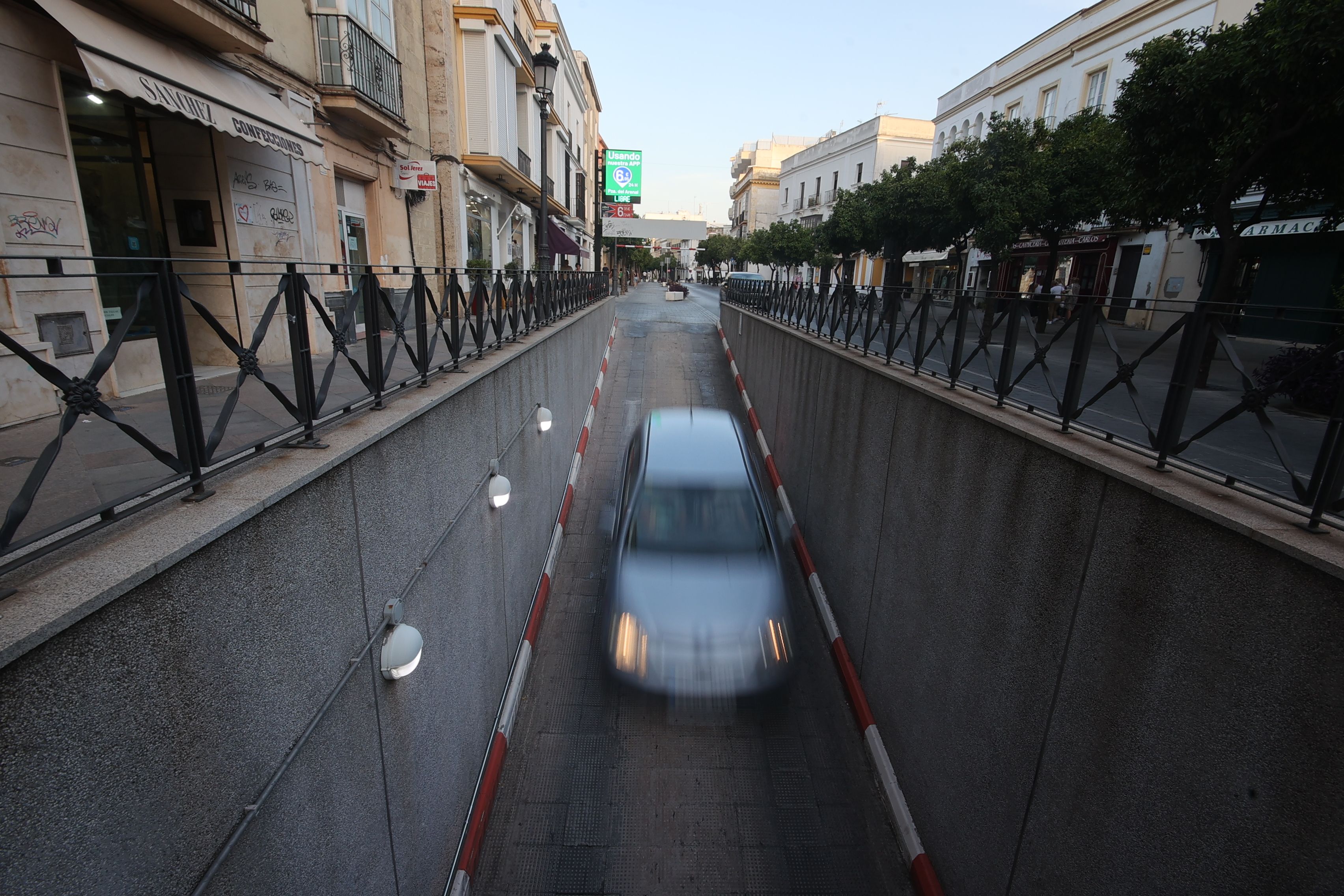 Jerez, por ahora, en dirección prohibida hacia la Agenda 2030. En la imagen, un vehículo privado accede a uno de los subterráneos del centro.