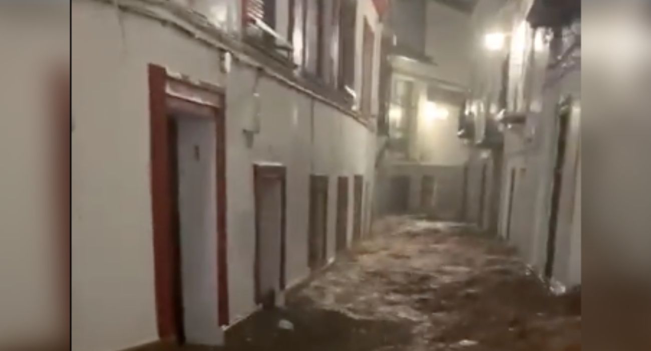 Una de las calles de Constantina, convertida en un río de agua y lodo.