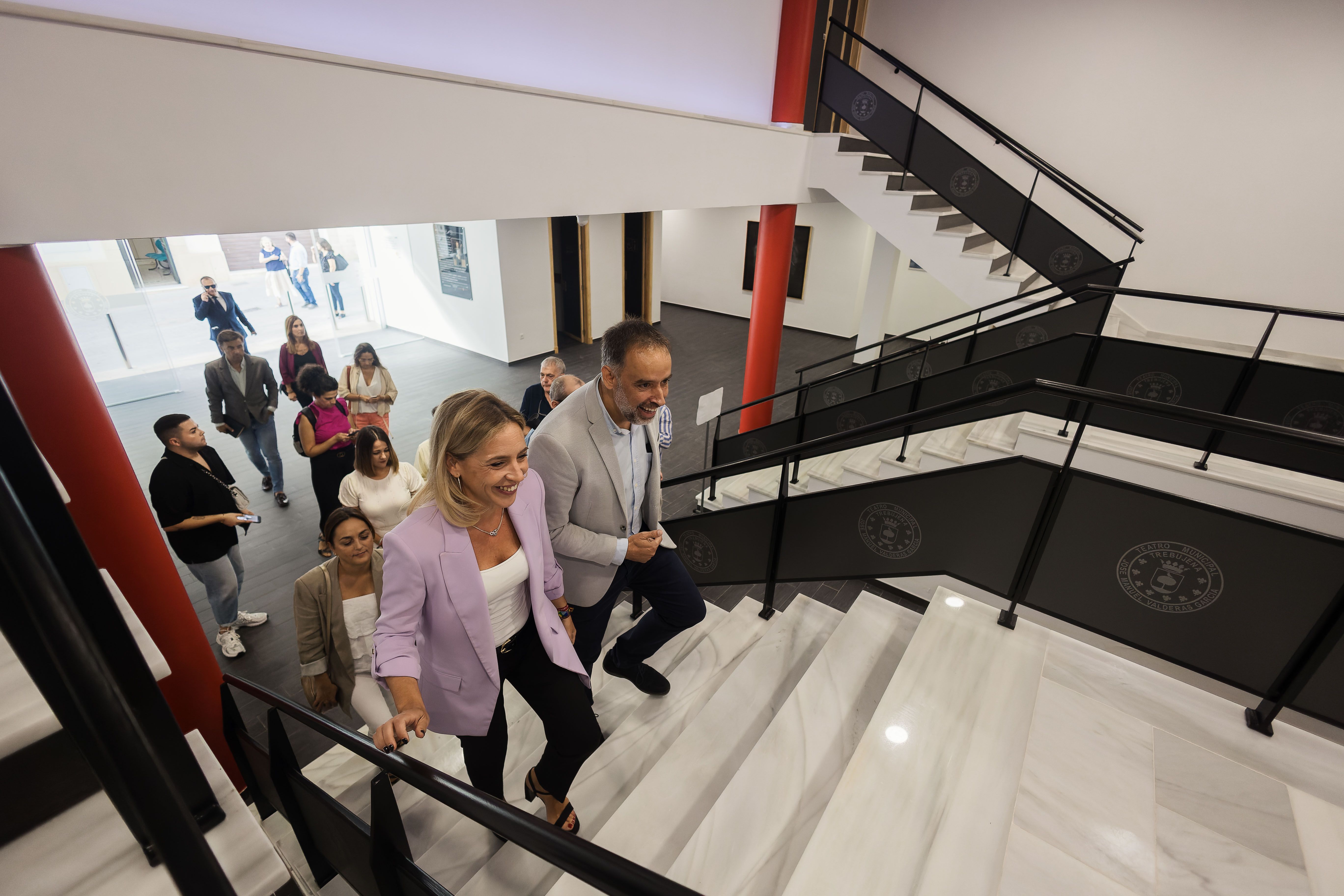 Presidenta y alcalde visitando el Teatro Municipal.