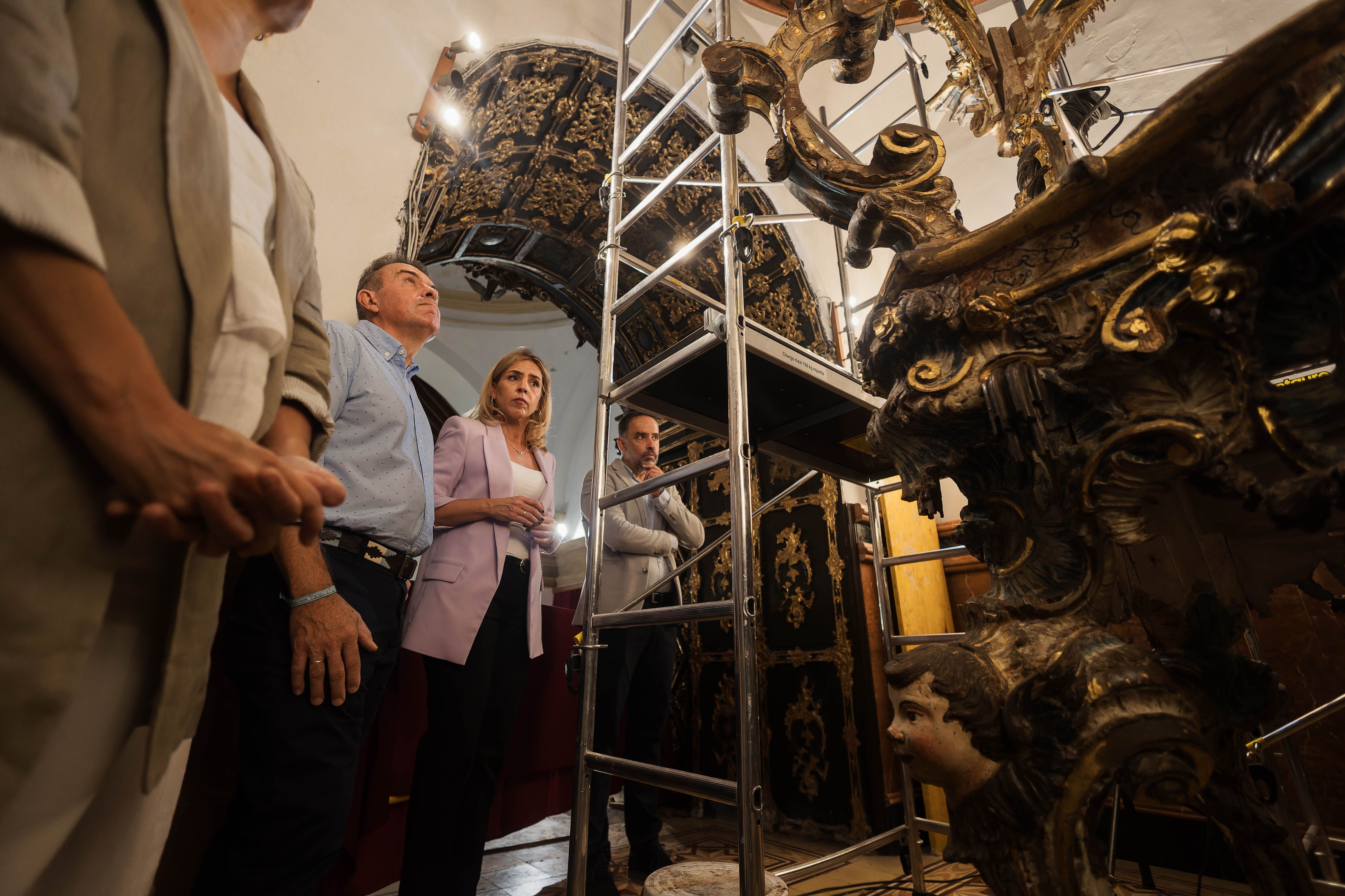 La presidenta de la Diputación de Cádiz, observando la restauración en el Santuario.