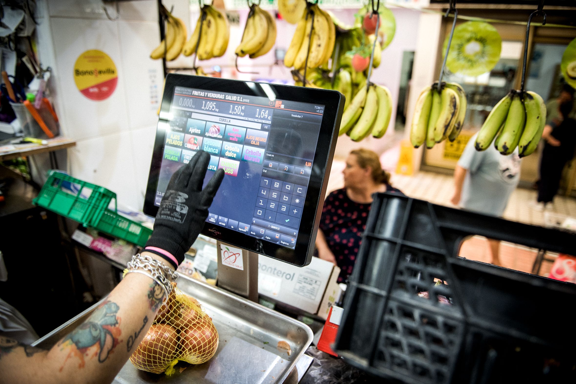 Imagen del Mercado del Tiro de Línea. La mitad de los andaluces reconoce haber tenido que pedir dinero para llegar a final de mes.