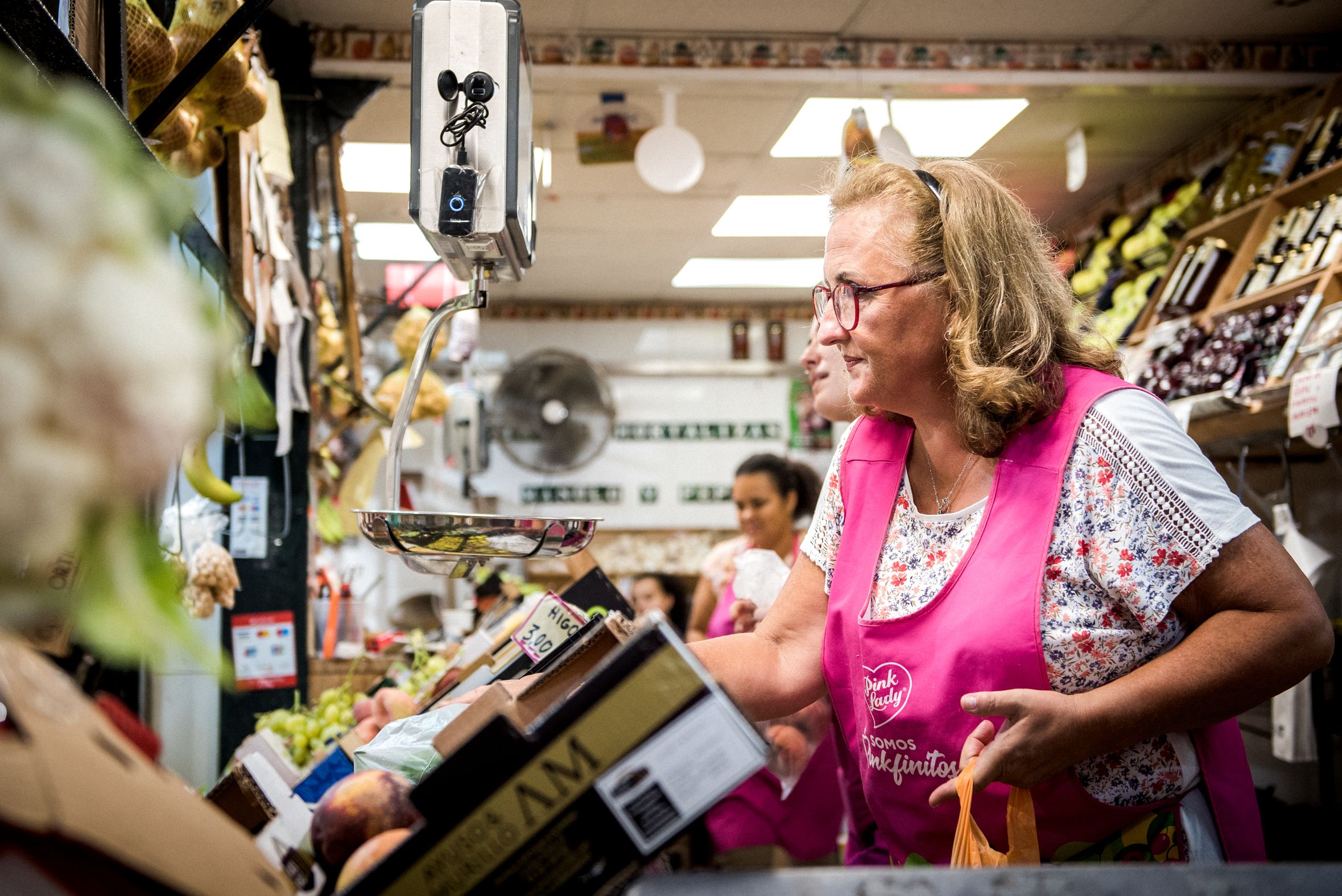 Una mujer compra en el mercado de abastos del Tiro de Línea, en la zona Sur de Sevilla.